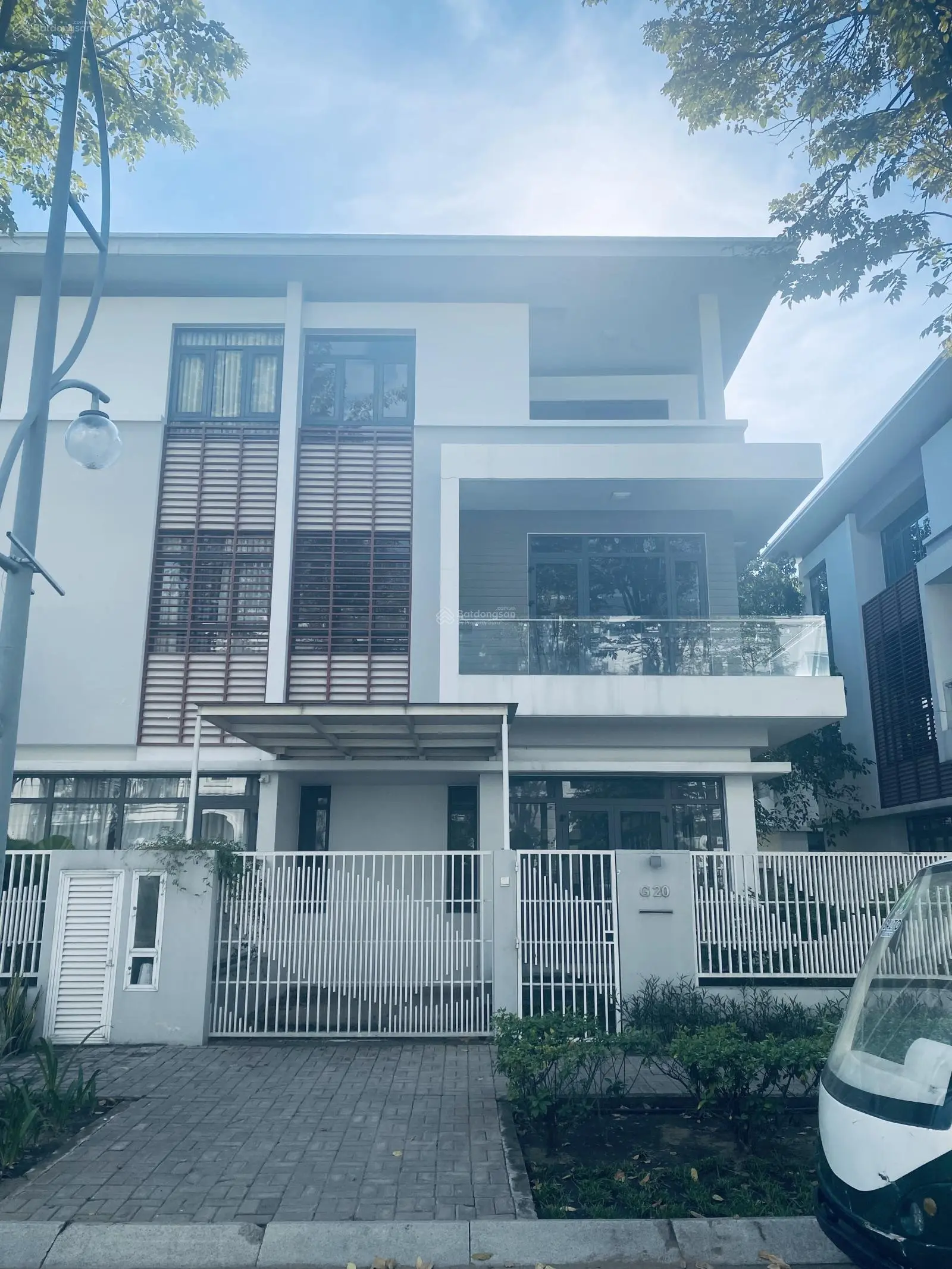 Chủ nhà cần ra gấp căn song lập 230m2 Phố Đông Village Quận 2 chỉ còn giá 22 tỷ thuận tiện mở VP