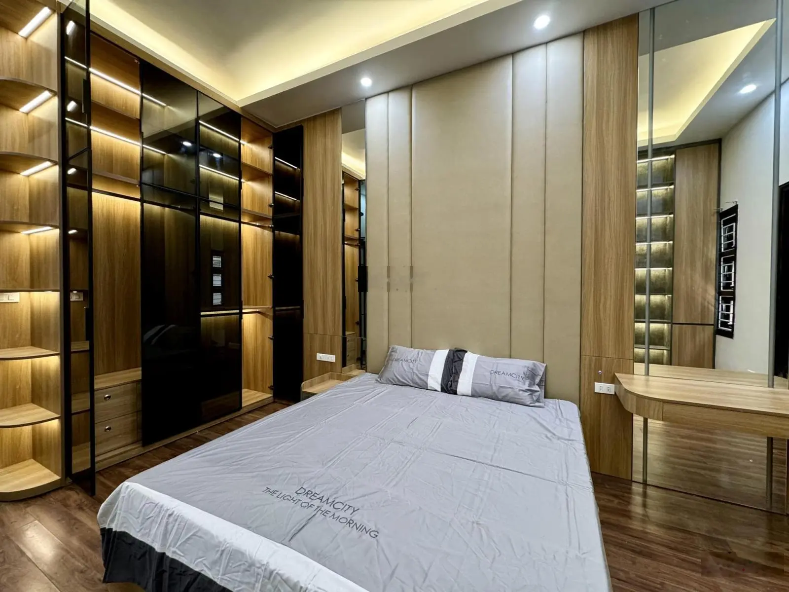 Trung tâm quận thanh xuân - ngõ thông - lg 3 thoáng - ô tô đỗ cửa - nhà đẹp - sổ vuông đét - 65m2