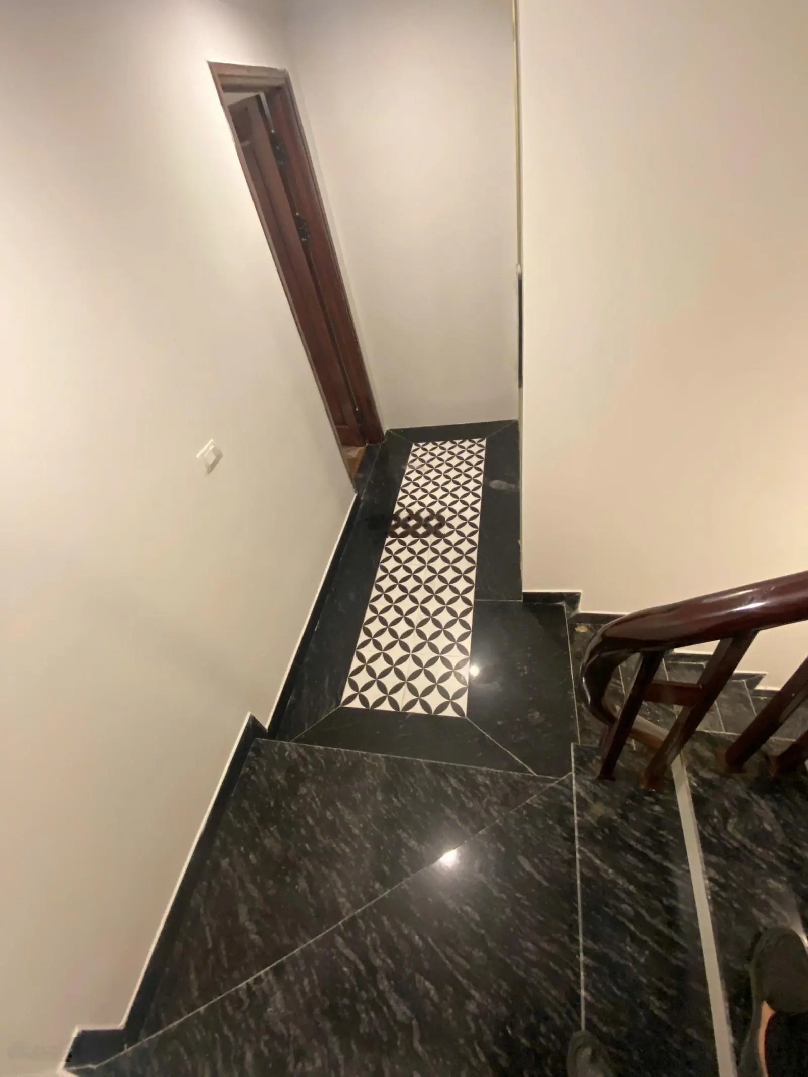 Bán nhà Phúc Lợi 46m2 x 6 tầng hơn 6 tỷ thang máy gara ô tô 7 chỗ nở hậu cạnh Vinhomes