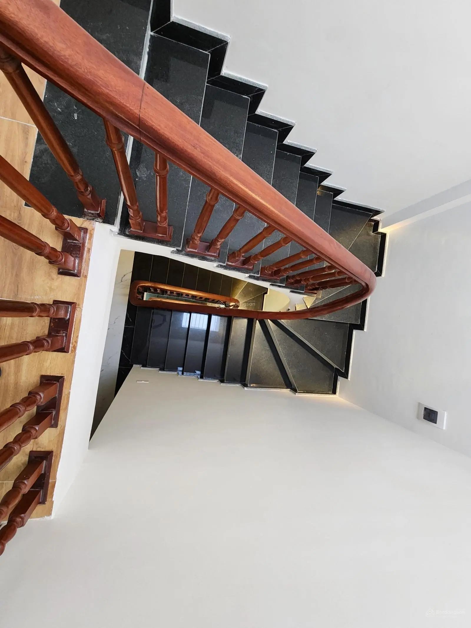 Chị gái nhờ bán hộ nhà mới 30m2, 5 tầng, mặt tiền 4m. Nam Từ Liêm