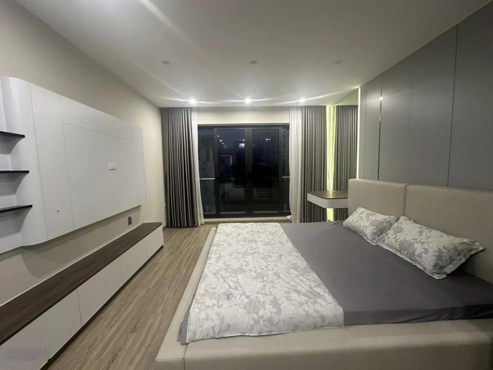 Cần bán nhà 8 tầng thang máy vừa kinh doanh vừa ở. Vị trí hiếm. Vỉa hè rộng kinh doanh sầm uất