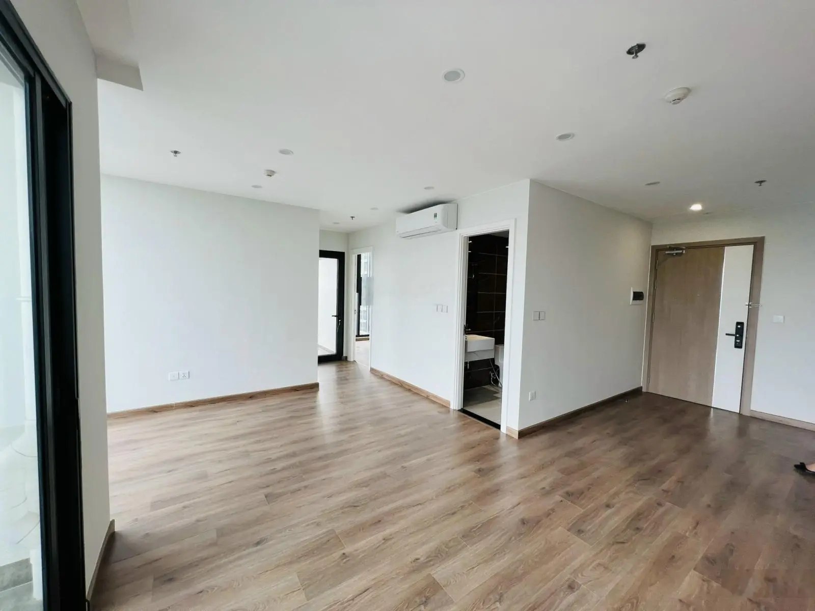 Bán lỗ căn góc 2PN + 65m2, giá chỉ 4,2 tỷ bao phí, toà G3 tầng thấp, trục 10, The Sola Park