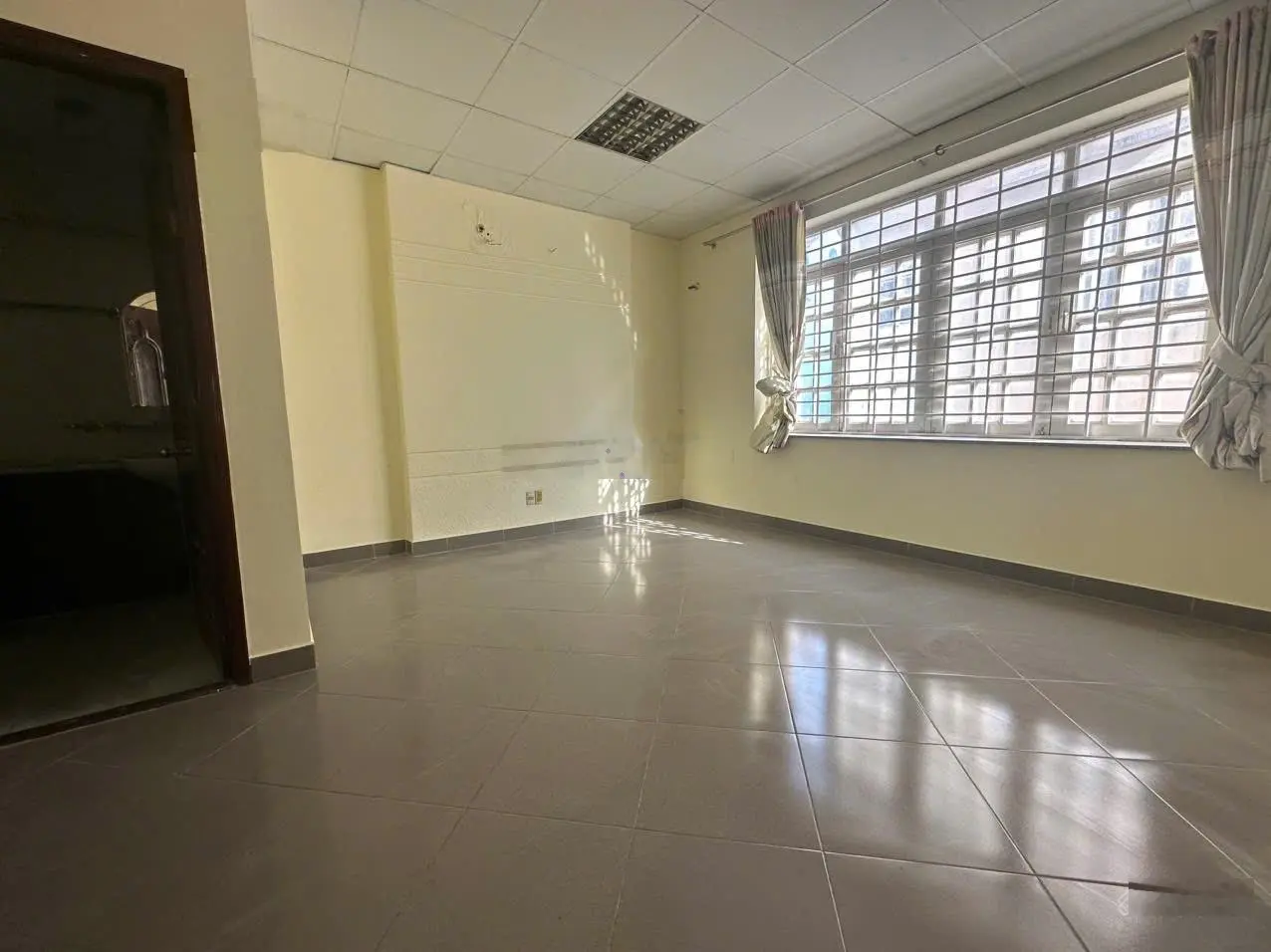 Chính chủ gửi bán căn nhà 3 lầu đường đôi 20m khu dự án mười mẫu p.b.tr. Đông Q2. Tp thủ Đức.