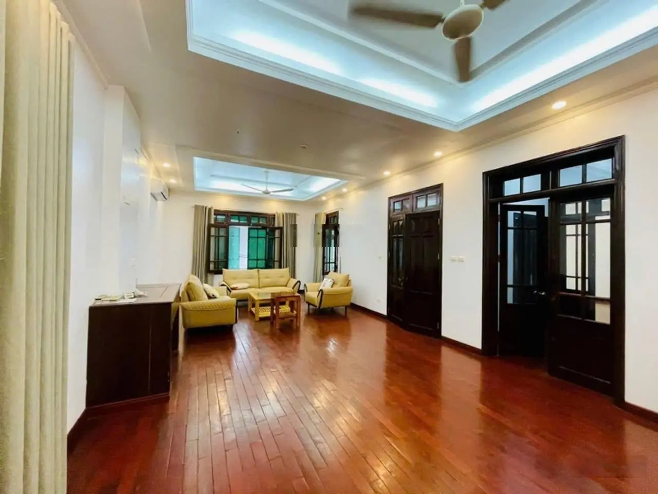 Biệt thự sân vườn. Gara ô tô, bể bơi kiểu Pháp phố Tô Ngọc Vân. DT: 160m2 4T. MT: 15m. Giá: 52tỷ