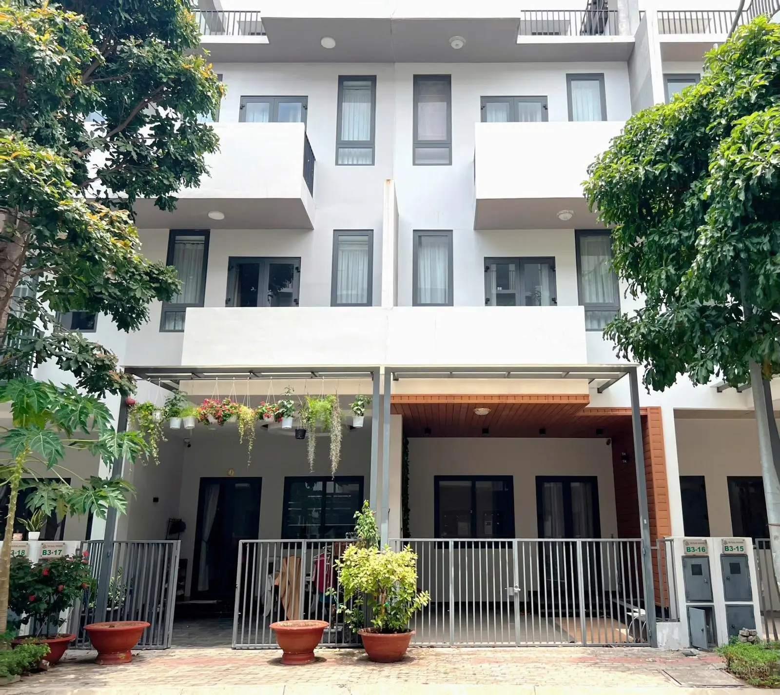 Bán nhà sổ đỏ MT đường Nguyễn Văn Tuôi - TT Bến Lức, View sông Vàm Cỏ, đang cho thuê 12tr/tháng