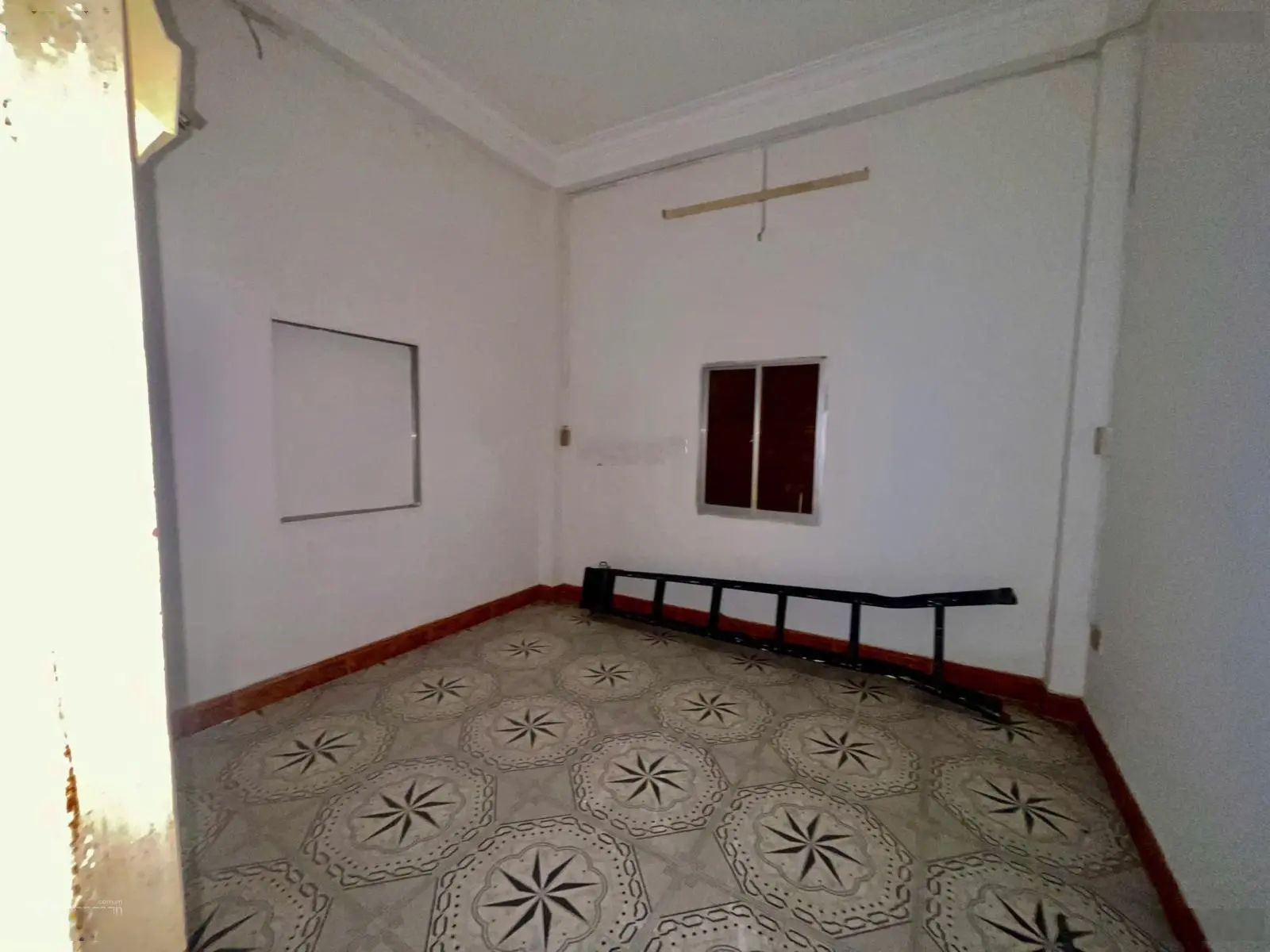 Bán nhà 3 tầng, đường lạc long quân, giá 6 tỷ 350. lh 0916377378
