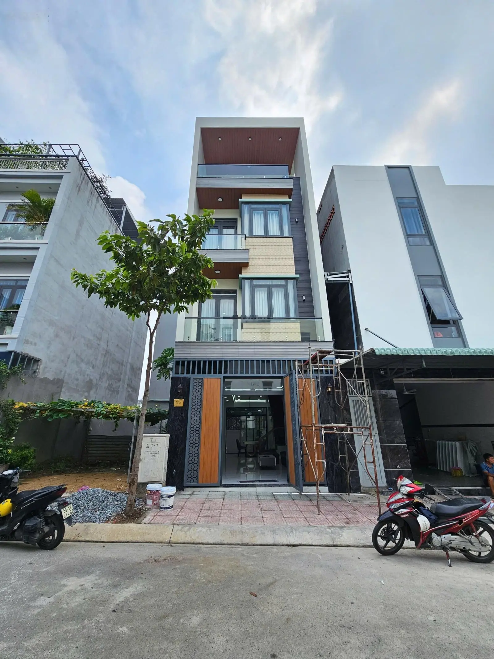 Nhà hoàn công: 6tỷ200, nhà 1 trệt 3 lầu full nội thất KDC đẹp cạnh Làng Đại Học Quốc Gia TP. HCM
