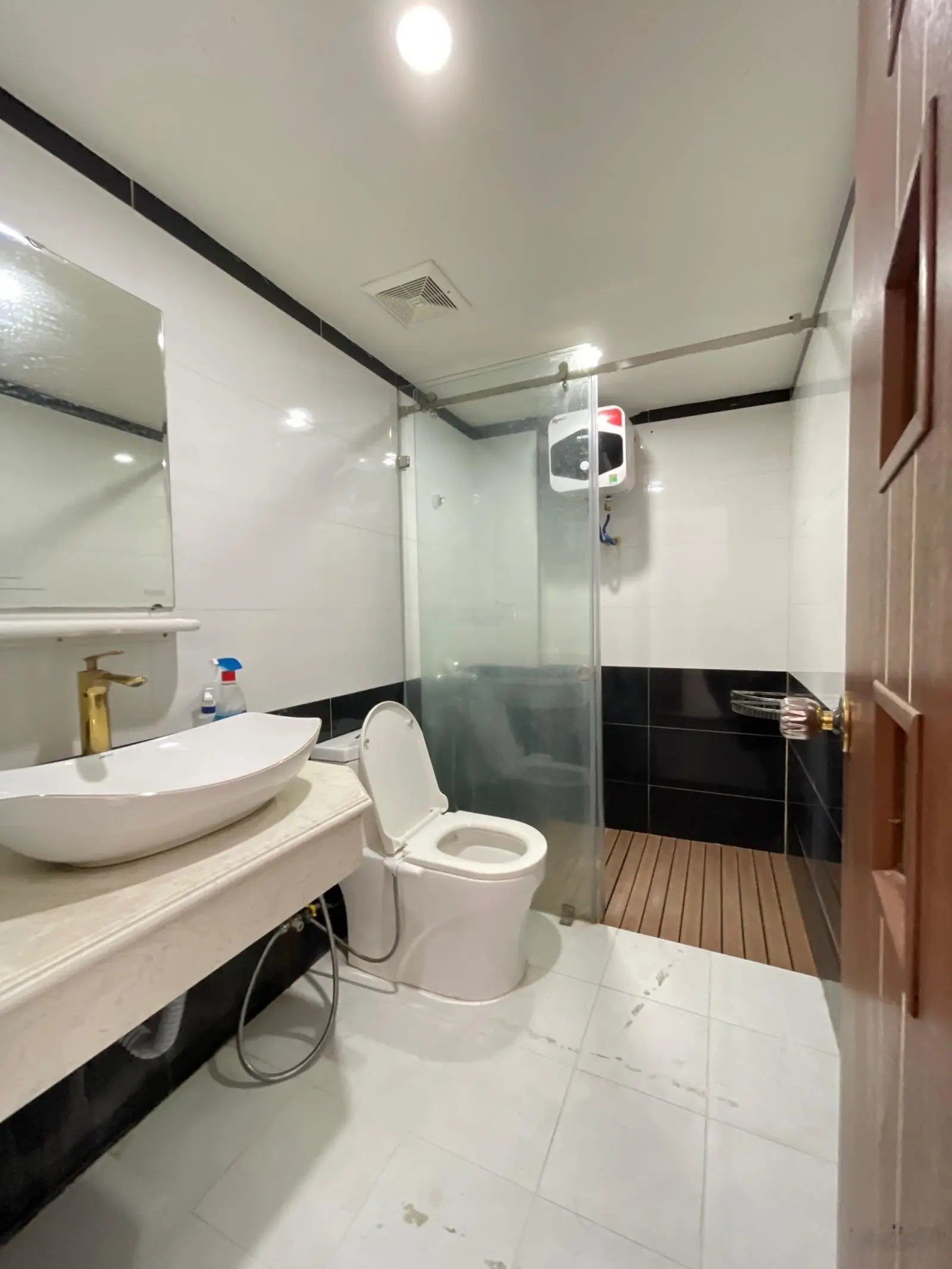 NHà dân xây độc lập hơn 3 tỷ ô tô vào nhà ngay chợ hàng gần Aeon