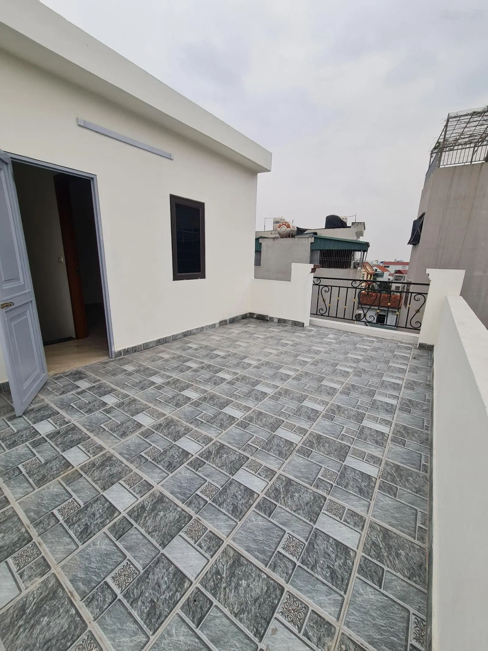 Di Trạch 5 tầng ngõ 5 bước ra trục chính ô tô tránh, ô tô đỗ cửa nhà ít sử dụng giá 4.85 tỷ