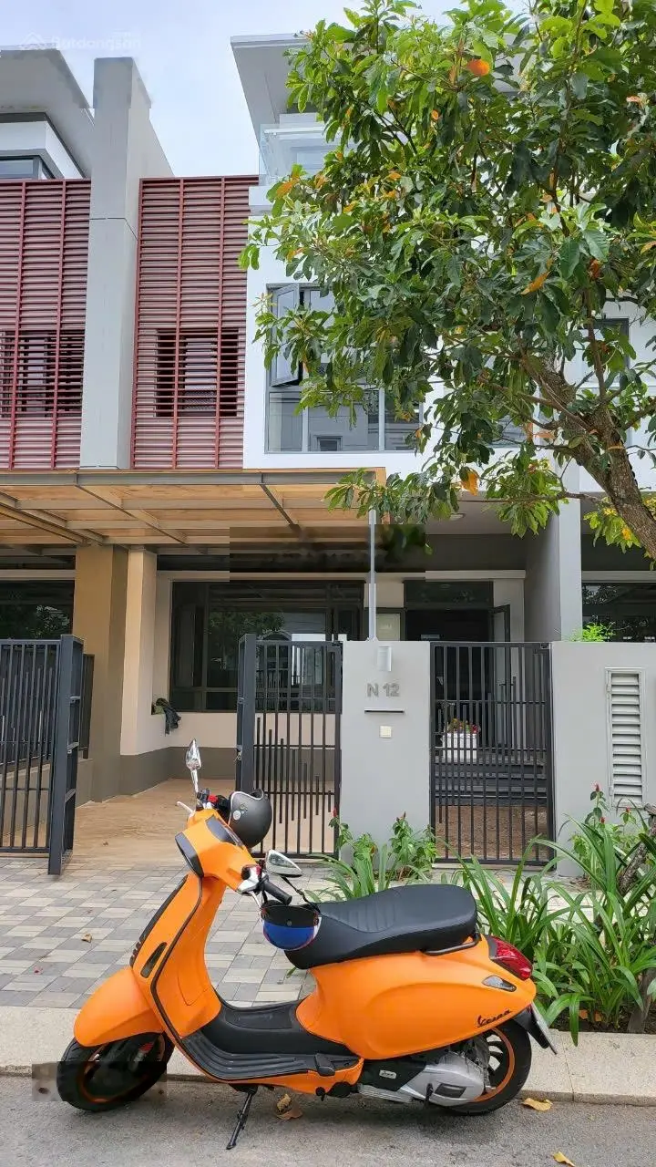 Bán nhà Phố Đông Village 1 trệt, 2 lầu 12 tỷ với 120m2, hoàn thiện bên ngoài, thô trong.