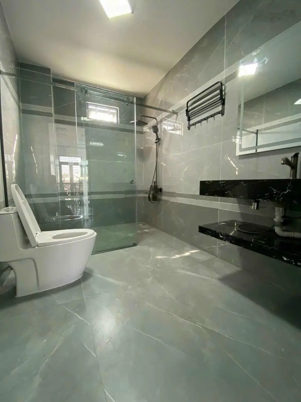 Nhà đẹp 1 trệt 1 lầu lô góc, full nội thất, SHR hoàn công, đường xe hơi thông, gần cầu Hang