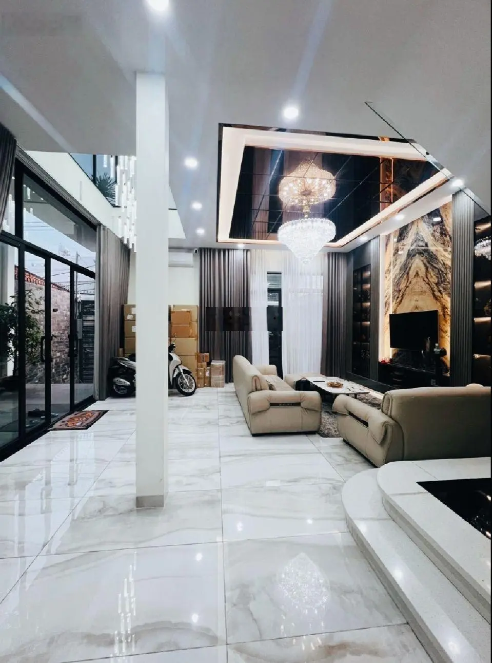 Bán biệt thự vip Hồ Ngọc Lãm, An Lạc, Bình Tân, DT 200m2 - 10 x 20m - 3 tầng, giá 19.9 tỷ TL