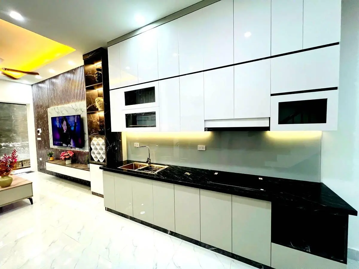 Bán nhà phố Nguyễn Trãi, Dt: 35m/5 tầng. Sát Royal. Lô góc. Nội thất đẹp. Dân trí cao. Giá: 6,8 tỷ
