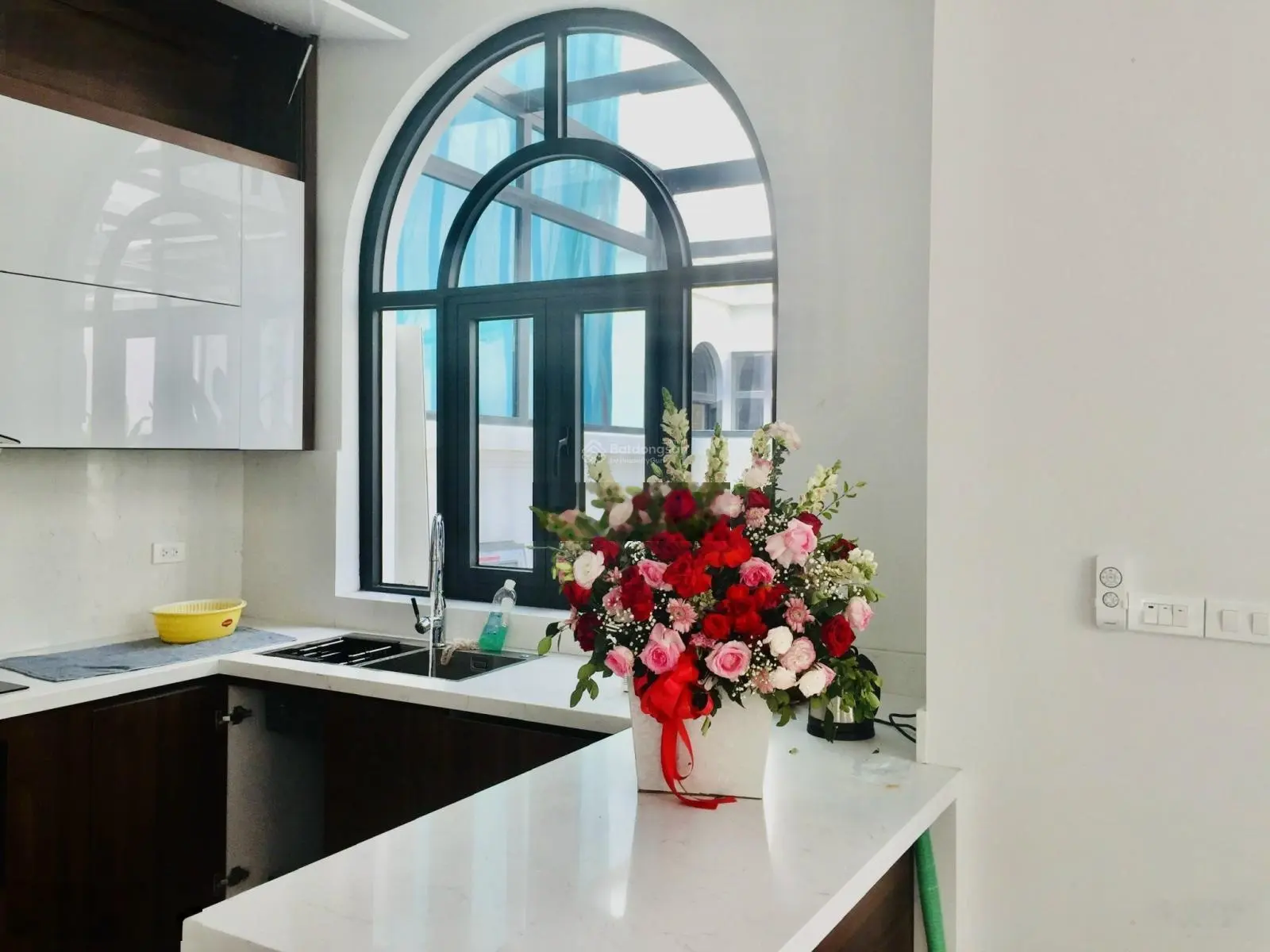 Bán biệt thự, DT 130m2, 4T, full đồ, cạnh hồ 24,5ha. Giá 25,5 tỷ
