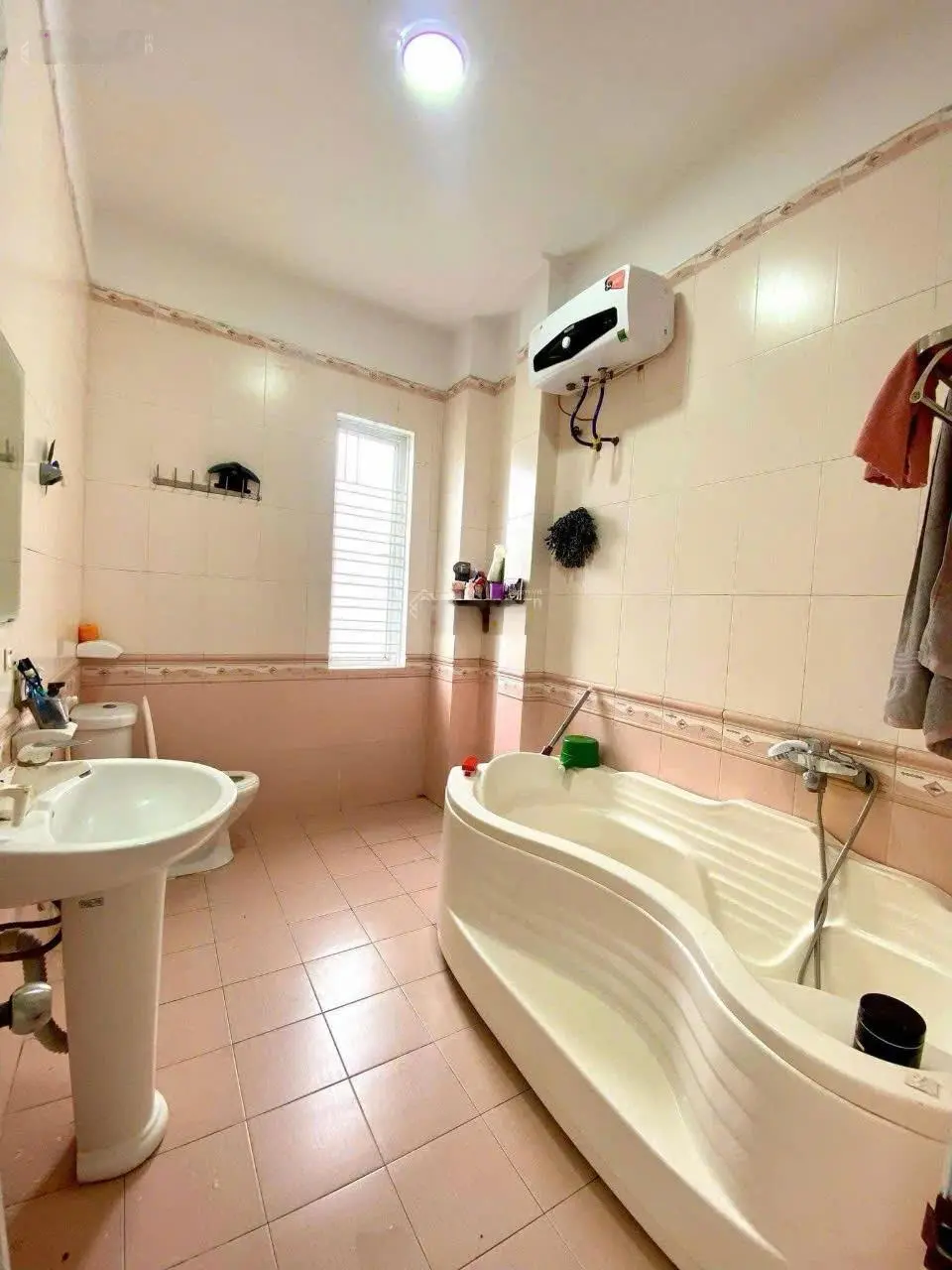 Nhà mặt đường tuyến 2 Quán Nam, 5 tầng lô góc, độc lập gốc dân cực đẹp