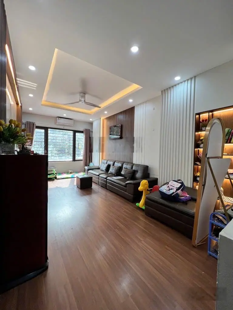 Phố nguyễn văn huyên - vỉa hè ô tô tránh - đối diện cv nghĩa đô - kinh doanh + ở. 65m x 4t. chỉ 17đ