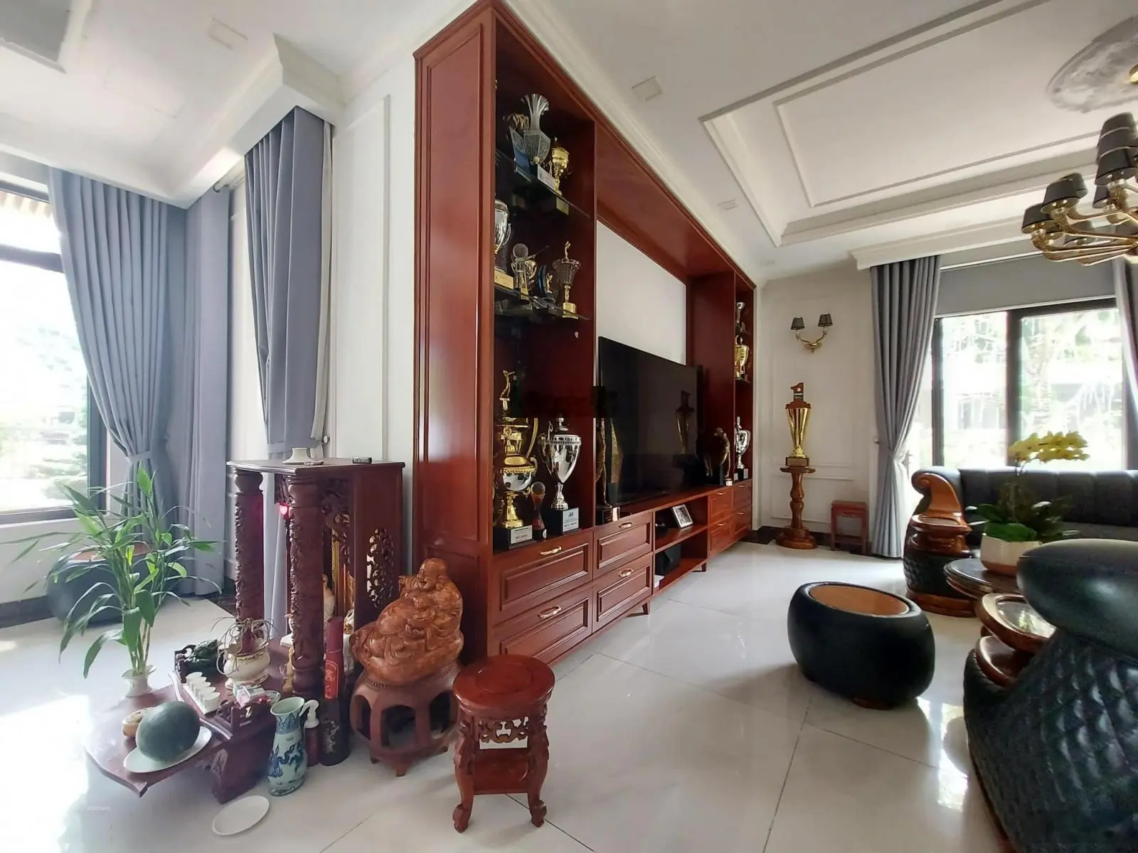 Chính chủ ngộp bank bán gấp biệt thự Q2, tặng nội thất, 266m2, 4T, chỉ 35 tỷ, bảo vệ 24/24