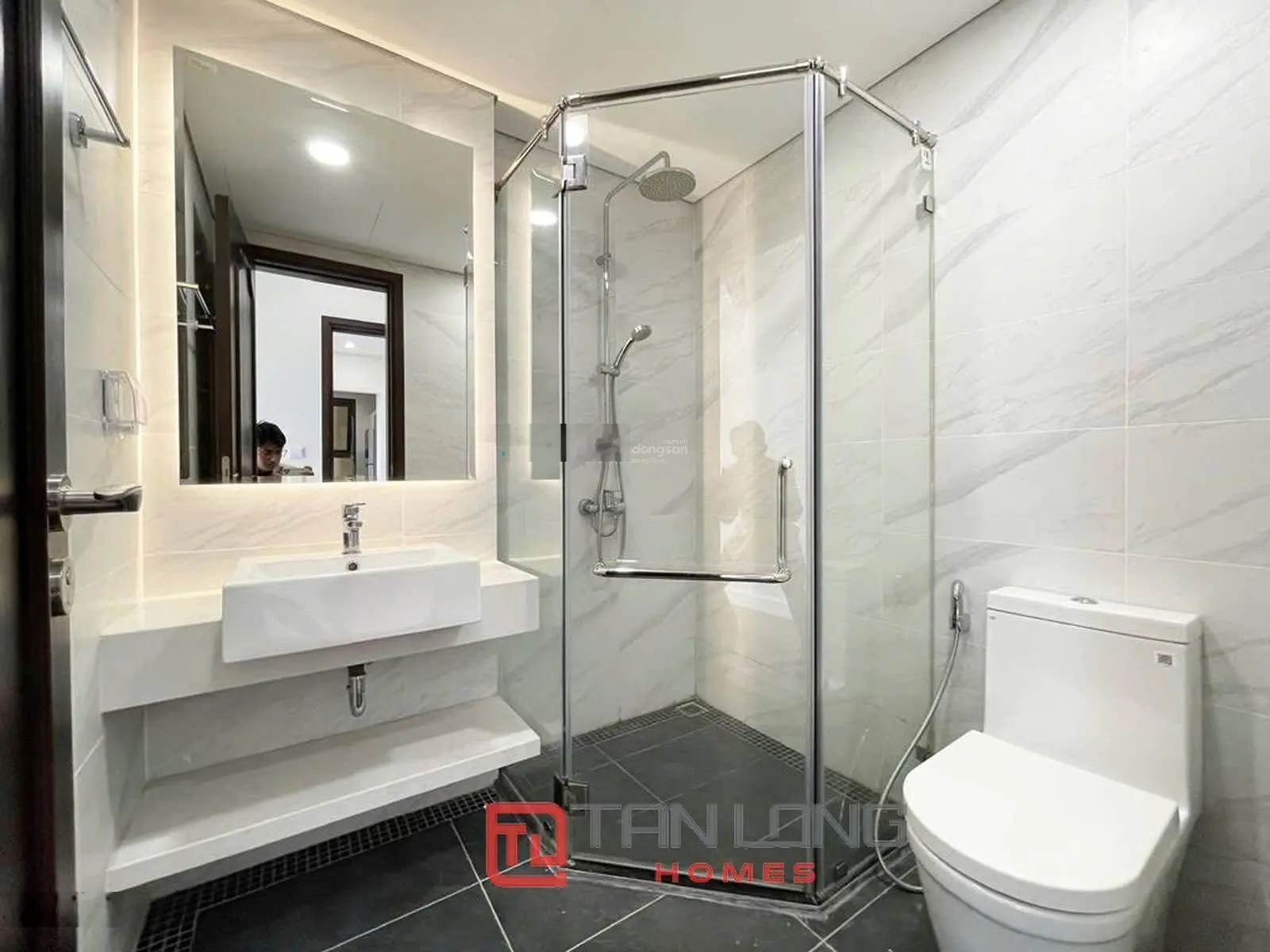 Bán nhanh căn hộ 3 ngủ El Dorado tòa E2 view hồ Tây, nội thất cao cấp hiện đai. LH: 0398 195 ***