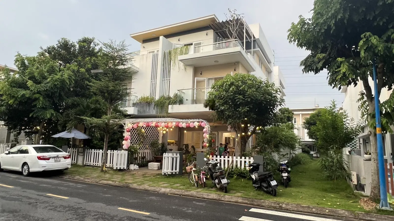 Định cư bán gấp Biệt thự góc (hiếm có) KDC compound Melosa Khang Điền, DT 8x18=144m2, giá 17.5 tỉ