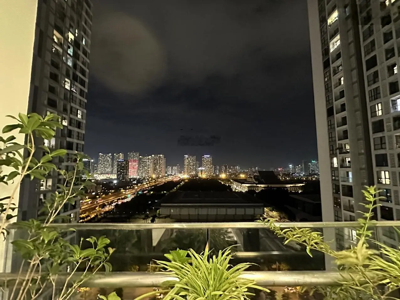 Chủ nhà gửi bán gấp căn hộ 4PN góc - 142m2 - View Trung tâm HNQG - Giá bán 12. X tỷ - Tầng trung