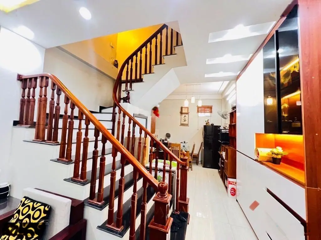 Ngô Gia Tự 55 m2 4 tầng 6,2 tỷ - nhà đẹp - ô tô đỗ gần ngày đêm - ngay big c long biên - tiện ích