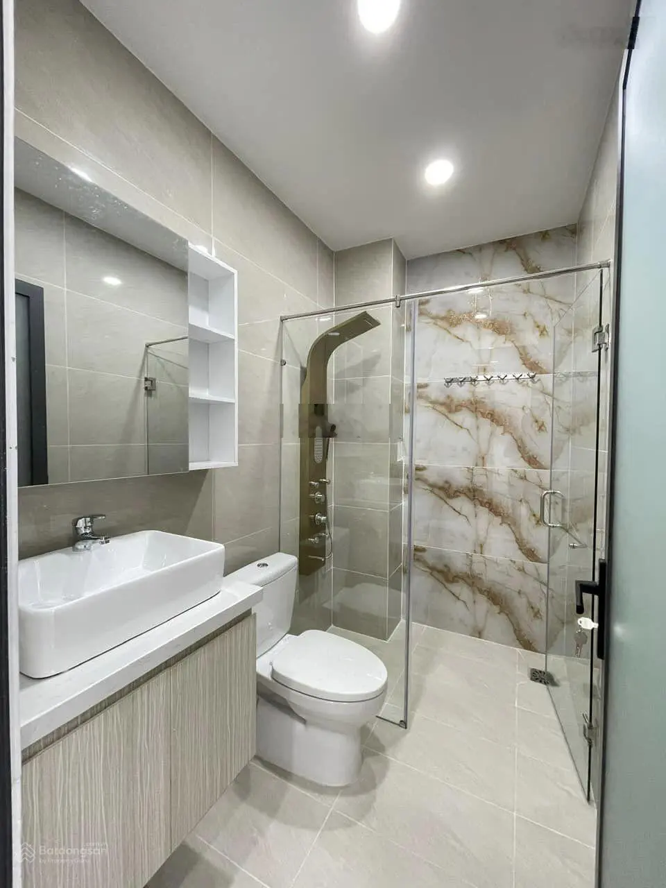 Nhà Đẹp Giá Rẽ cấn bán Đường Công Chúa Ngọc Hân P11 Quận 11 Giá 3tỷ250/65m2(5x13m) nhà 3 lầu, có sổ