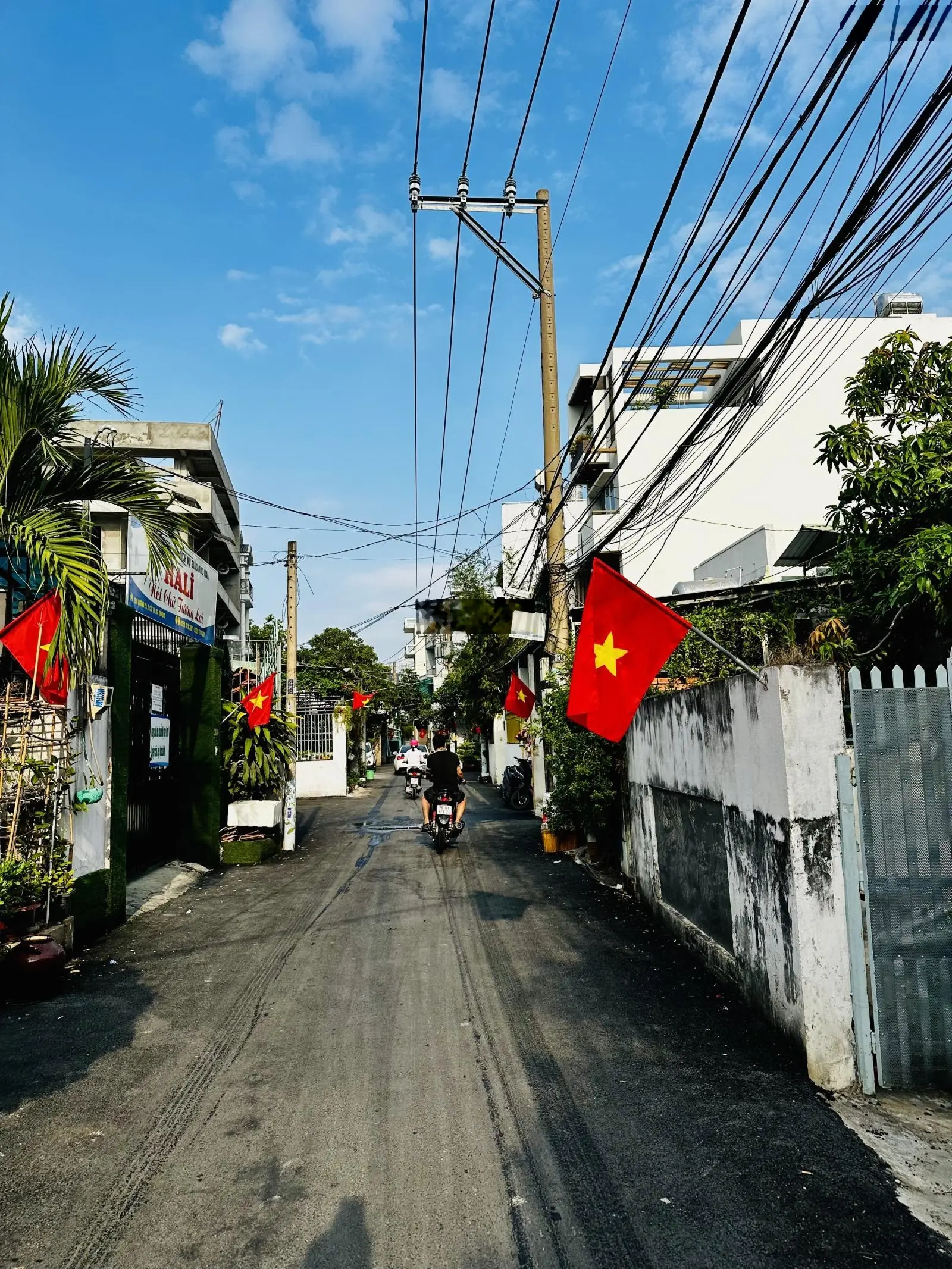 Chỉ 6,7 tỷ cho 97m2 căn nhà cấp 4 đường ô tô thông Bình Trưng Tây Q2 ngay chợ đường 39