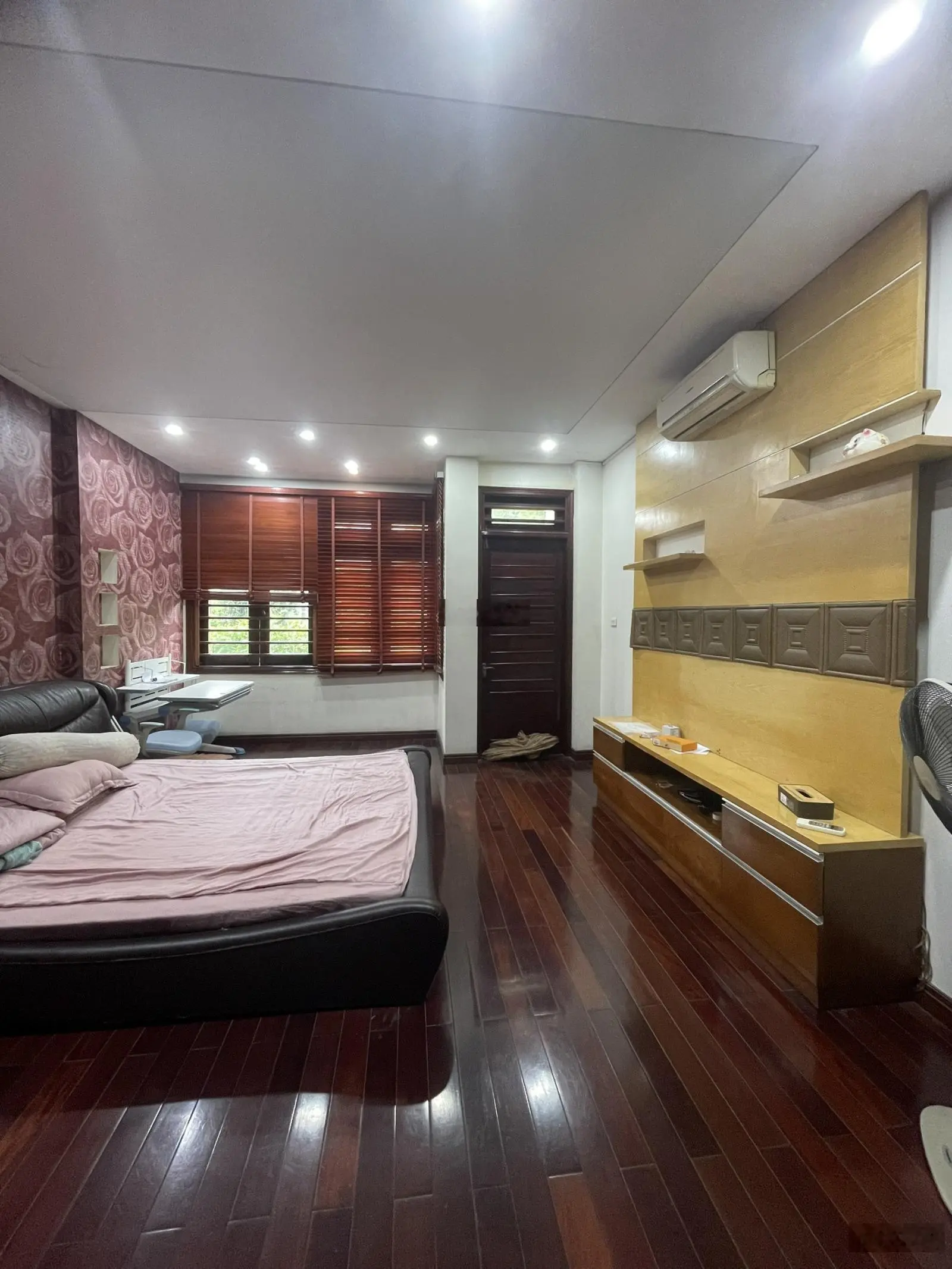 Tôi bán căn nhà liền kề đường Trần Kim Xuyến,Yên Hòa 75m2,mặt tiền 5m nhà đẹp đường rộng vỉa hè 27t