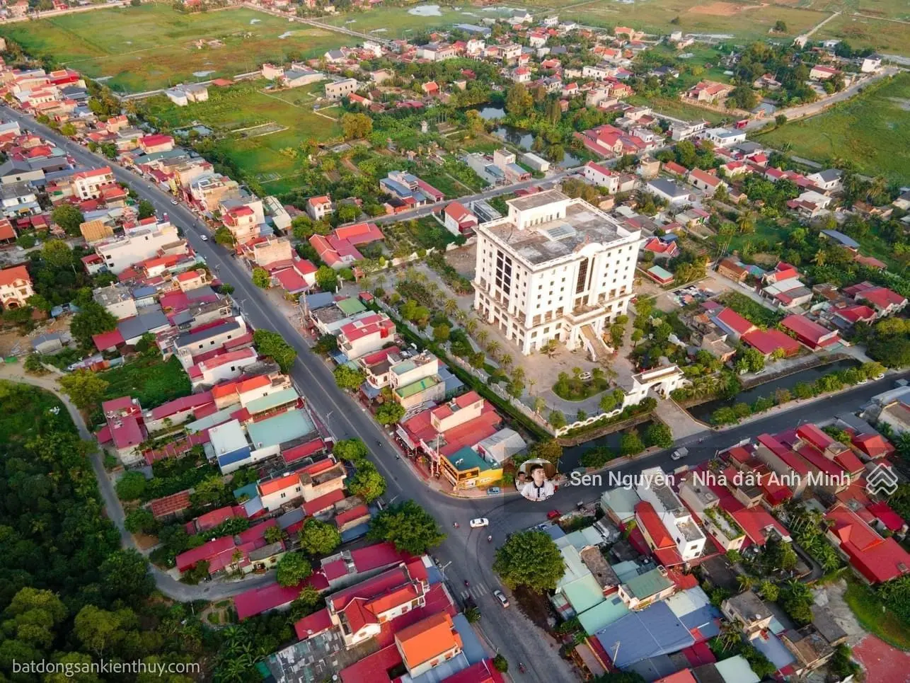 - ngã ba thụy hương - đất mặt đường lớn - giao thông các ngả thuận tiện - kinh doanh buôn bán