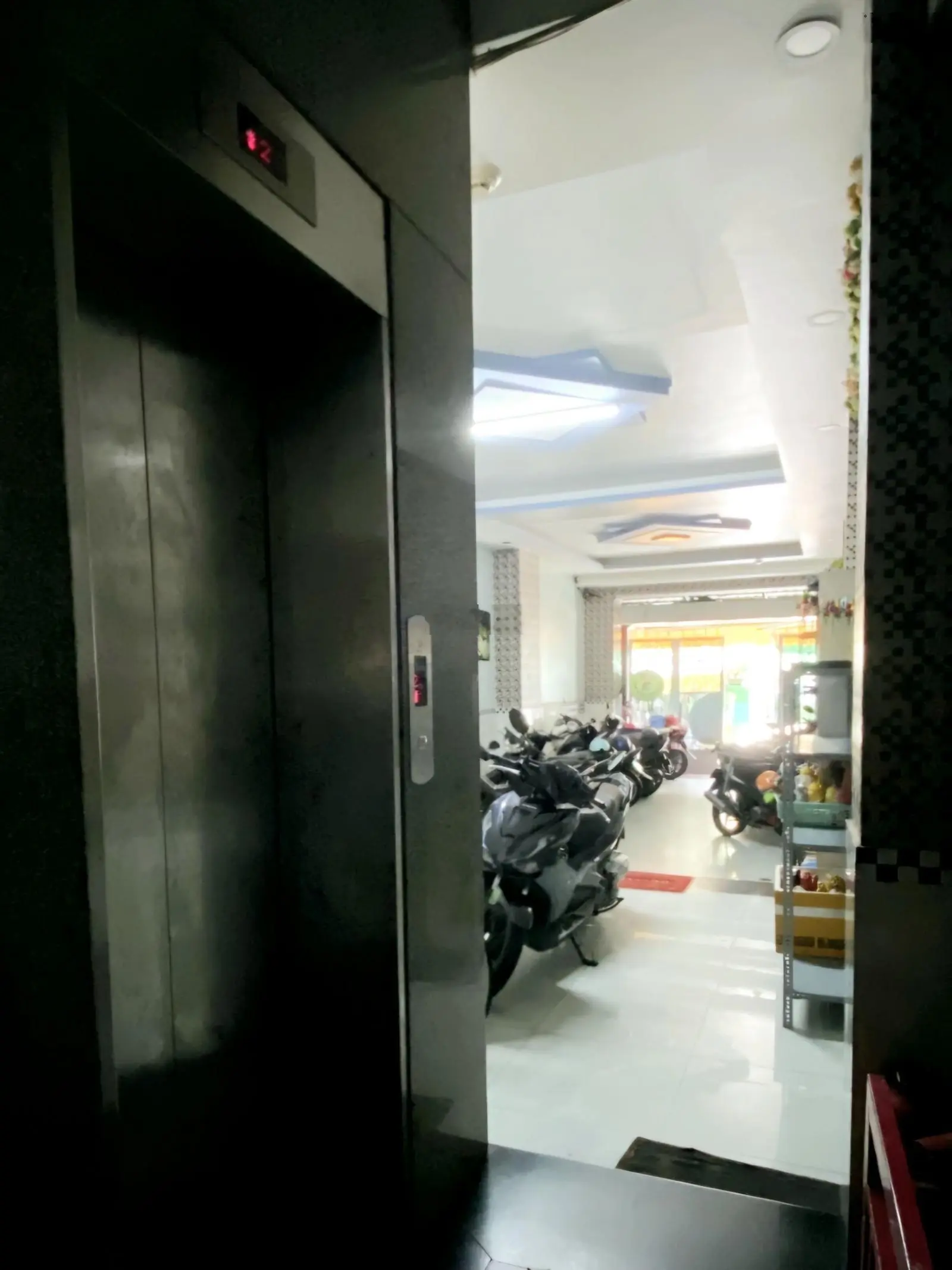Nhà 5 tầg có thang máy -15 phòg - 4.2x 20m vừa ở vừa kdoanh chdv -lũy bán bích - tl gấp