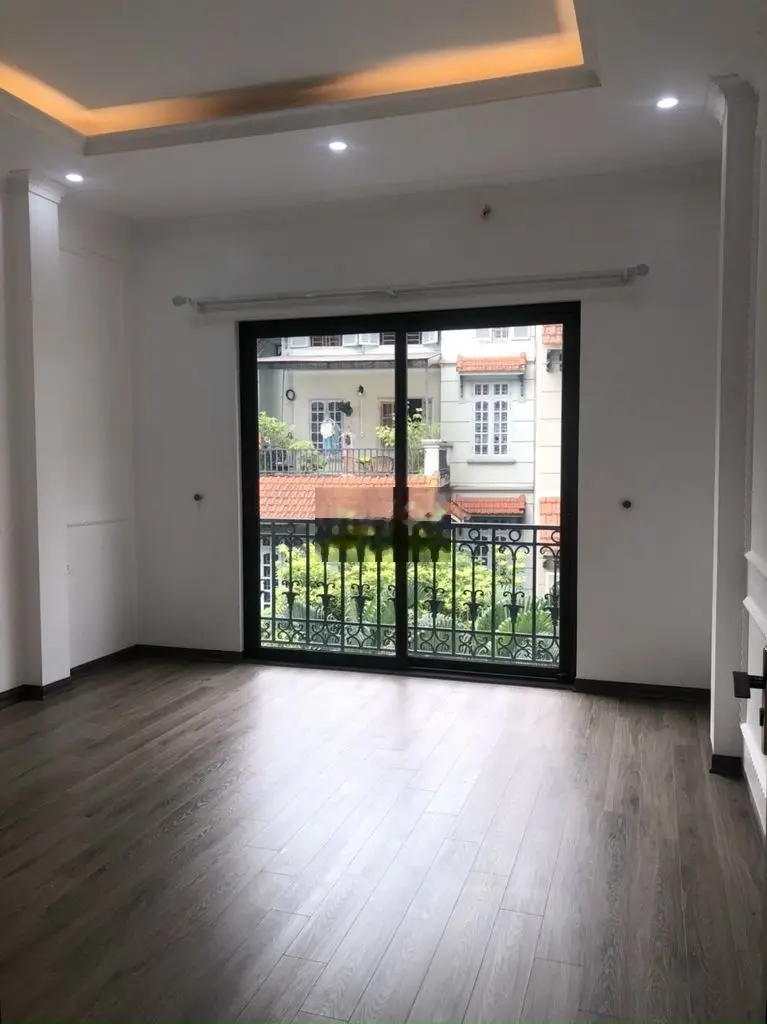 Ngay Aeon, ngõ 206 Cổ Linh, nhà 5tg mới cứng, oto đỗ xịch cửa. Ở ngay