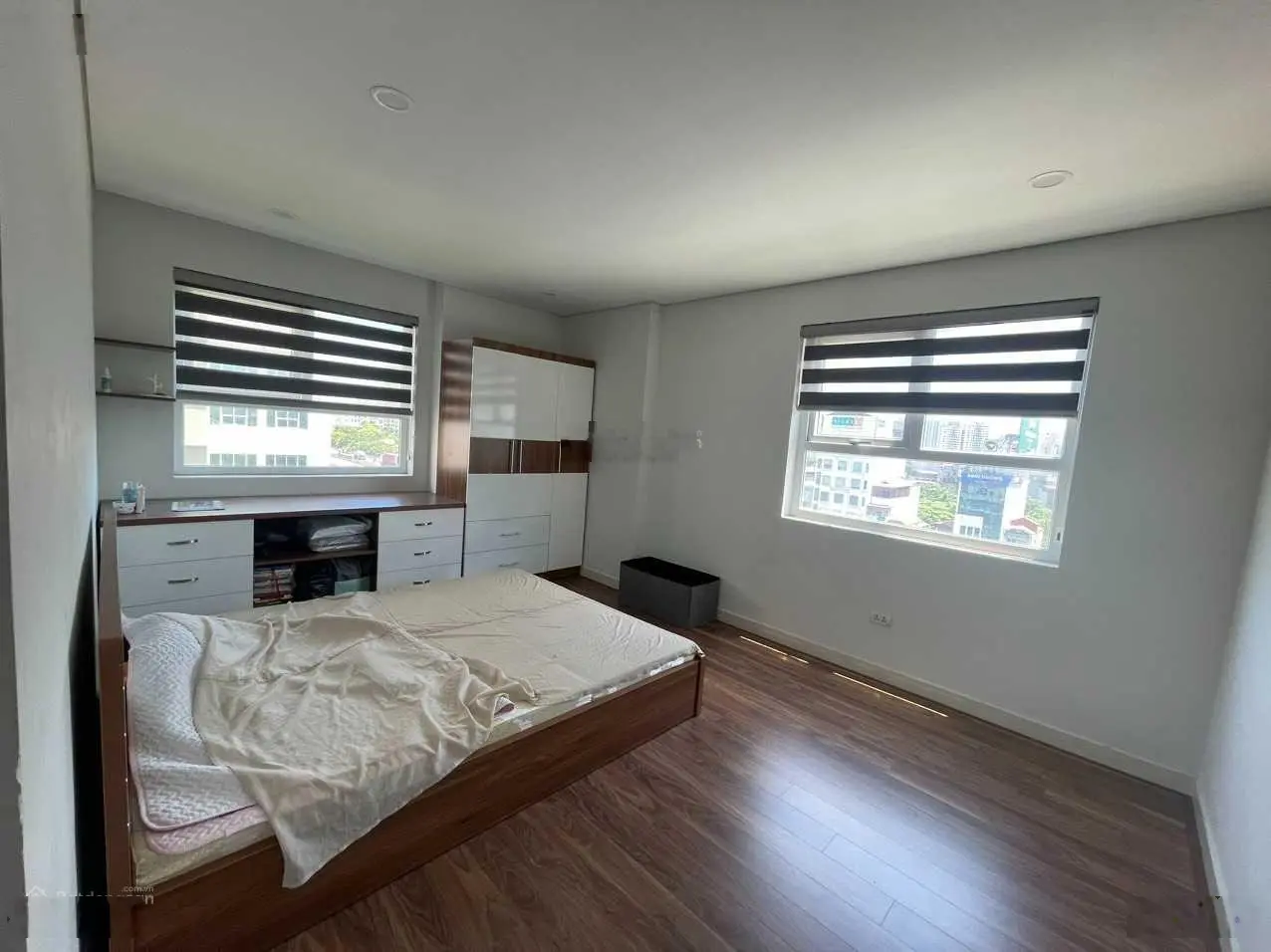 Bán căn hộ chính chủ 124.5m2 tòa mặt đường Lê Văn Lương, ban công Đông Nam có slot xe ôtô