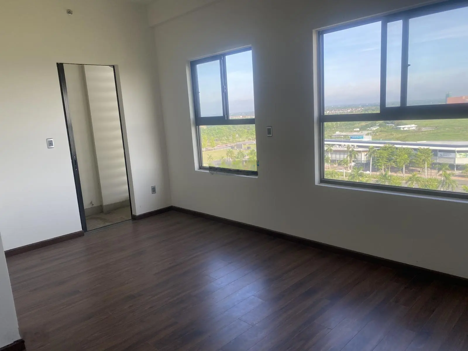 Bán căn 51m2 nhà mới hoàn toàn tầng 10 view đẹp giá full 1,1 tỷ. LH 0906 499 ***