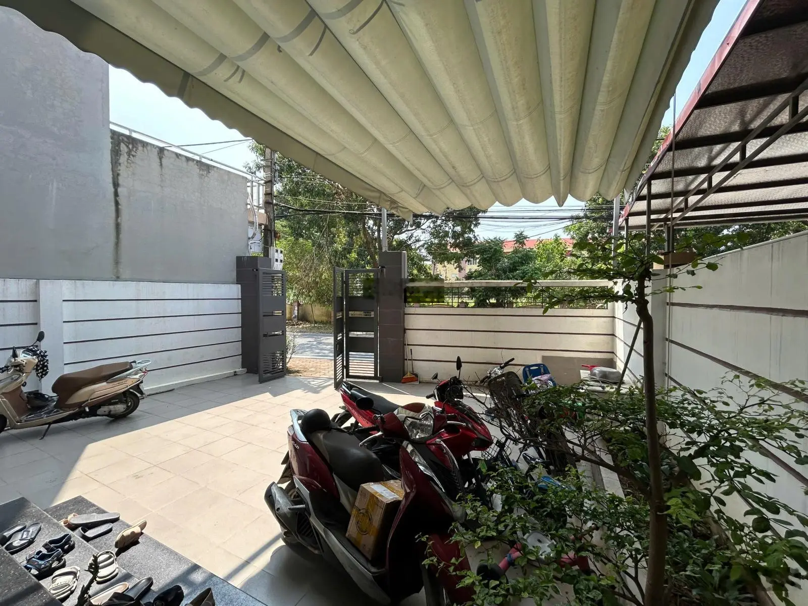 Bán căn nhà to, biệt thự thu nhỏ, 2,5 tầng, sổ đỏ pháp lý rõ ràng, giá tốt nhất thị trường đát nền