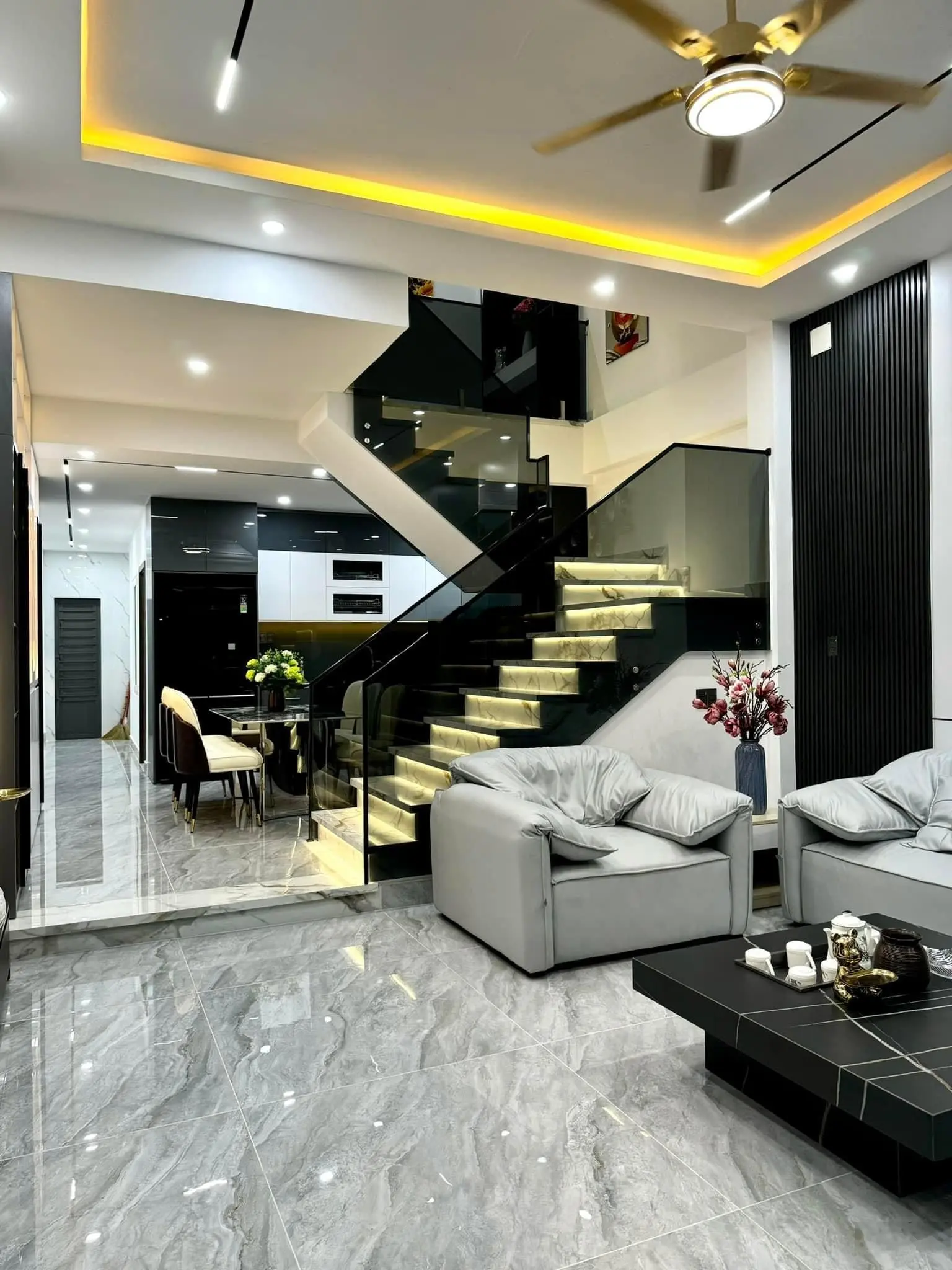 Siêu phẩm nhà 3,5 tầng đúc mặt tiền đường Nguyễn Xí - Sát biển Nguyễn Tất Thành - Liên Chiểu