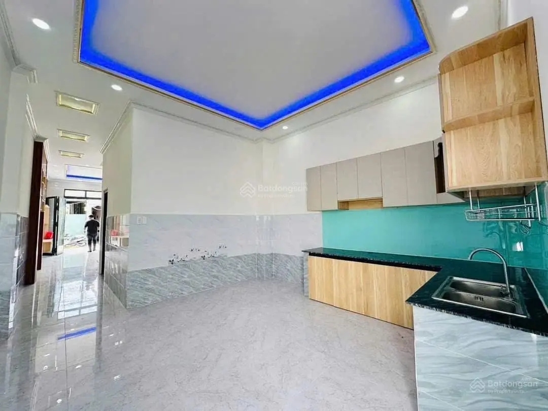 Nhà 1 trệt 1 lầu, dt 90,5m2 gần chợ Bình Chánh, sổ hồng riêng