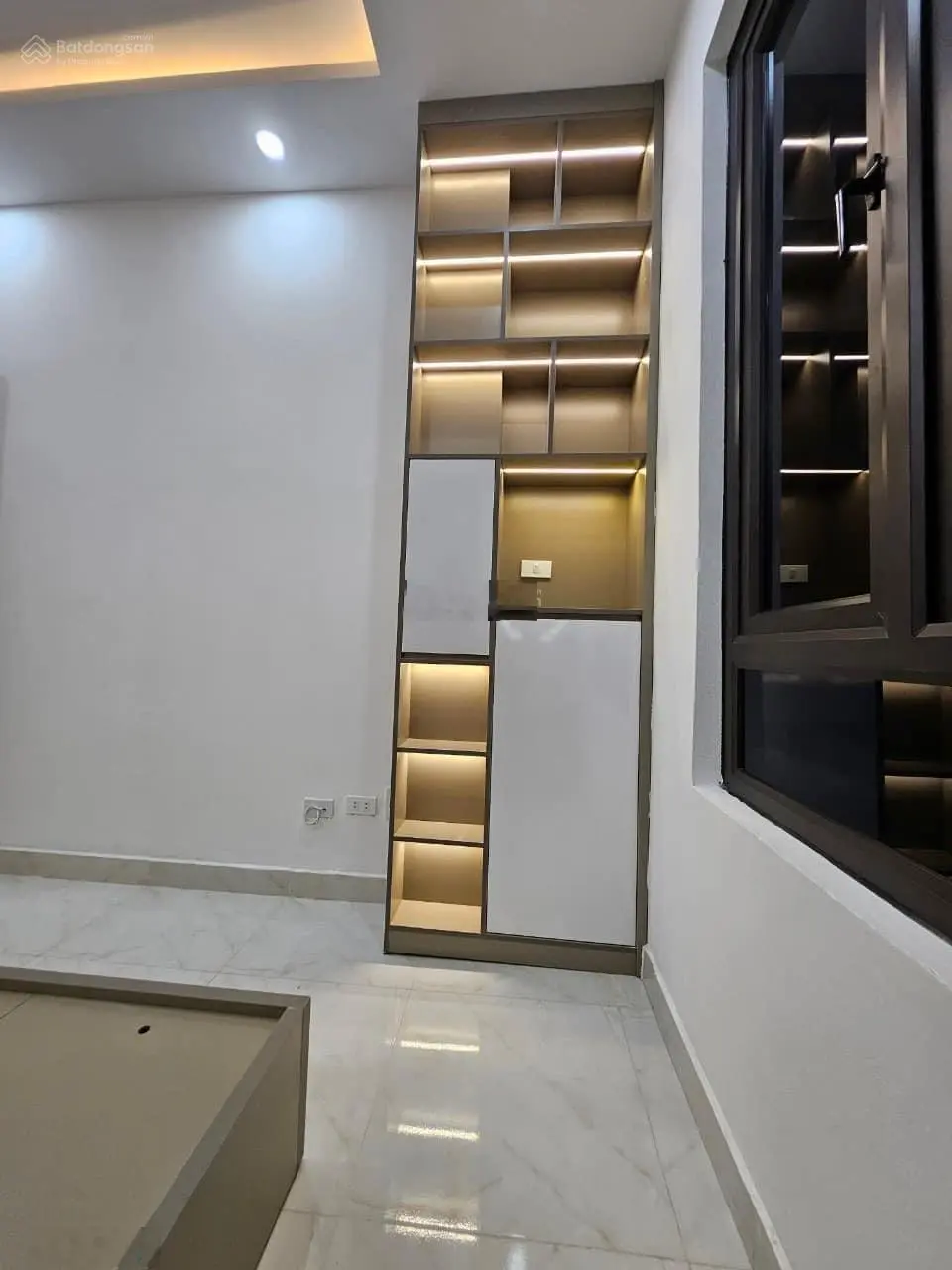 ( Hiếm có) Bán Nhà 33m2 x 4 Tầng full nội thất, ngõ thông, ô tô, gần phố Lạc Long Quân. Giá 6.4 Tỷ.