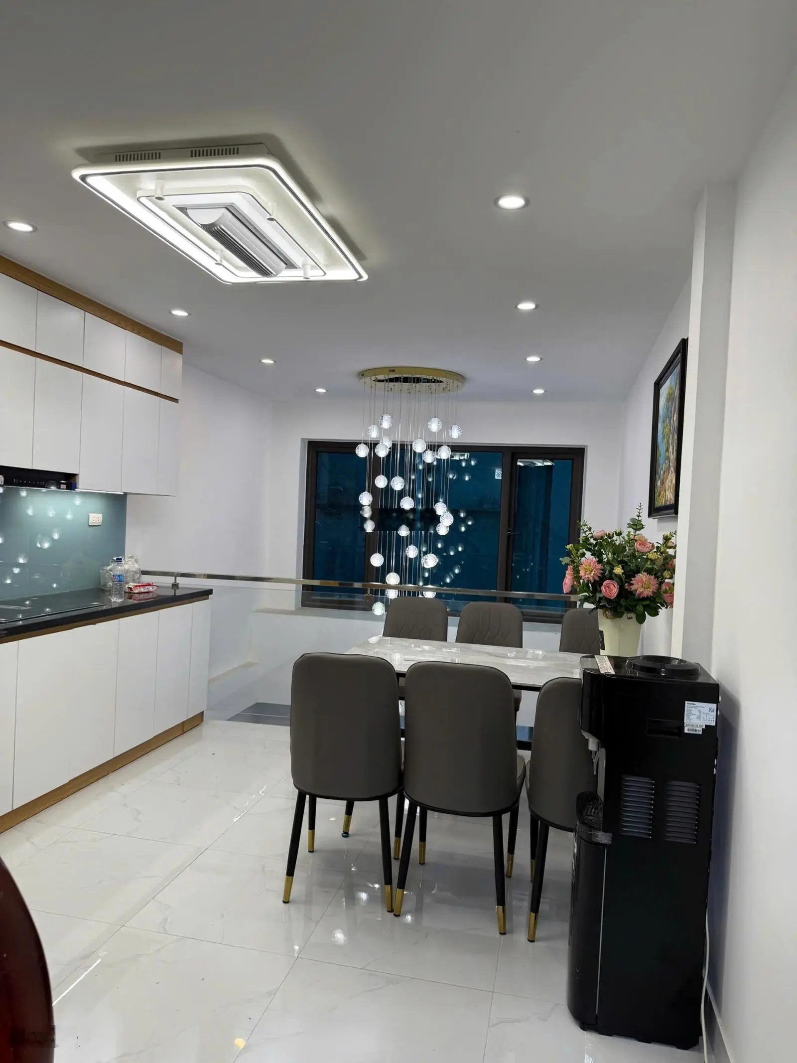 Bán gấp nhà Giang Biên 6T: DT31m. MT3,5m. 10m ra oto thông.gần công viên,chợ.trường học. giá 6tỷ3