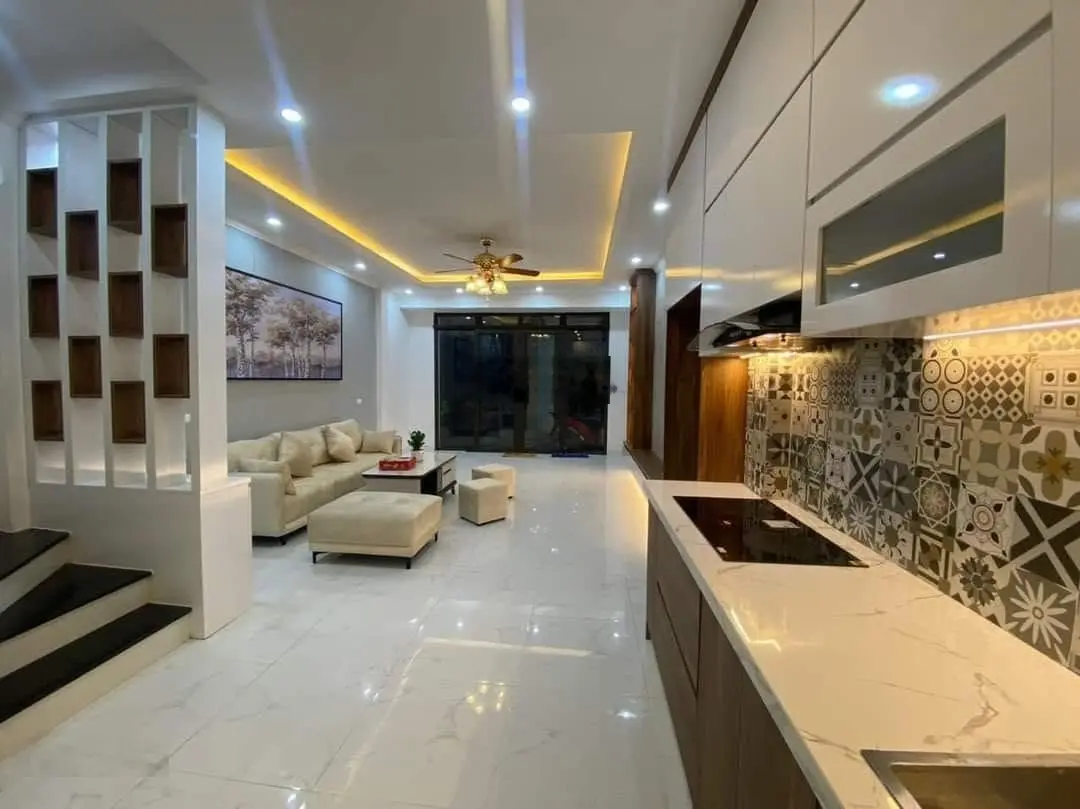 Chủ nhờ bán nhà mặt ngõ 21 Nguyễn Văn Huyên 67m2 kinh doanh sầm uất, nhà mới