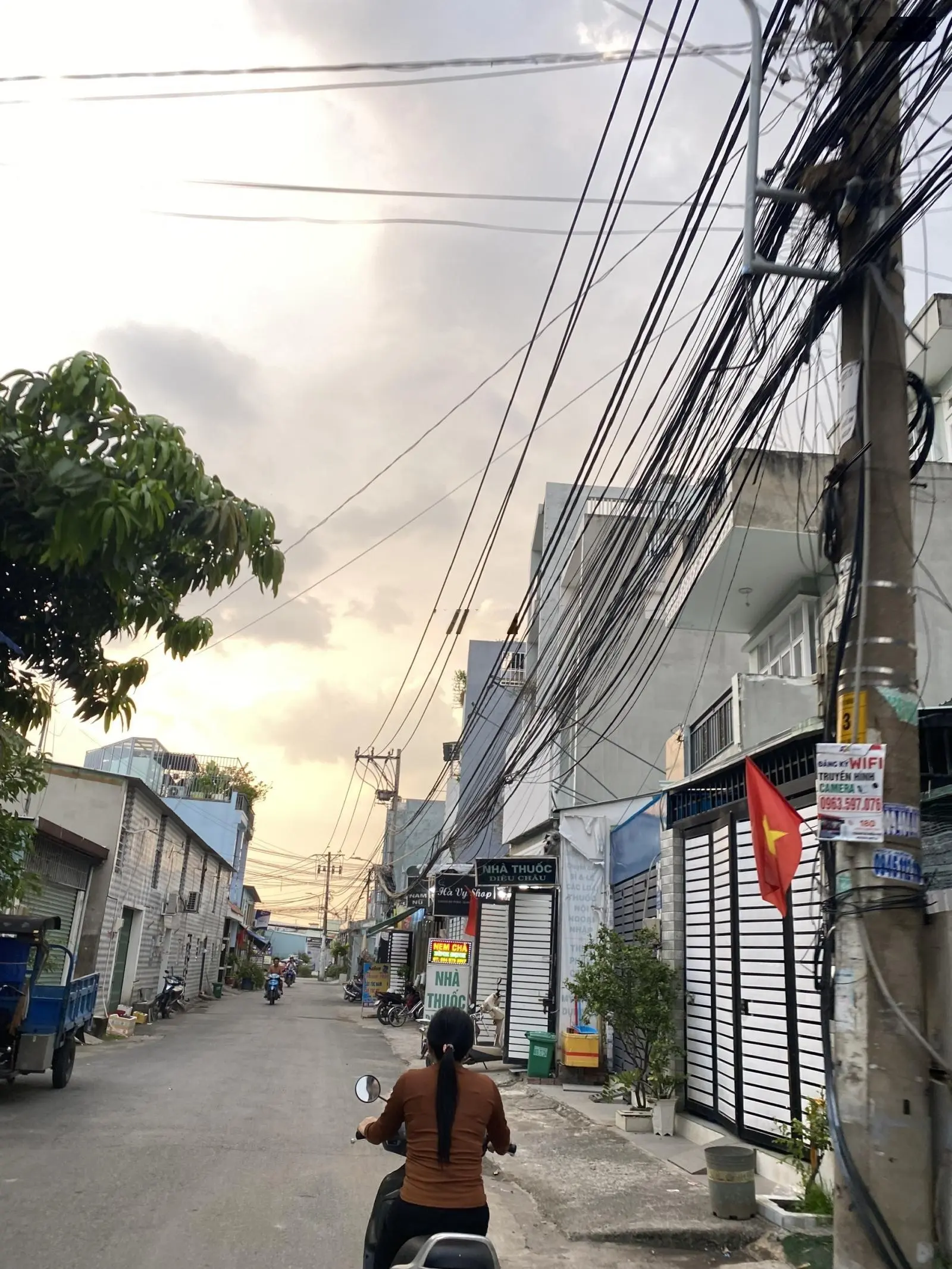 Bán nhà 3 tầng BTCT gần Nguyễn Duy Trinh, 4PN Master, xe hơi đậu trước nhà, giá chỉ 4.9 tỷ