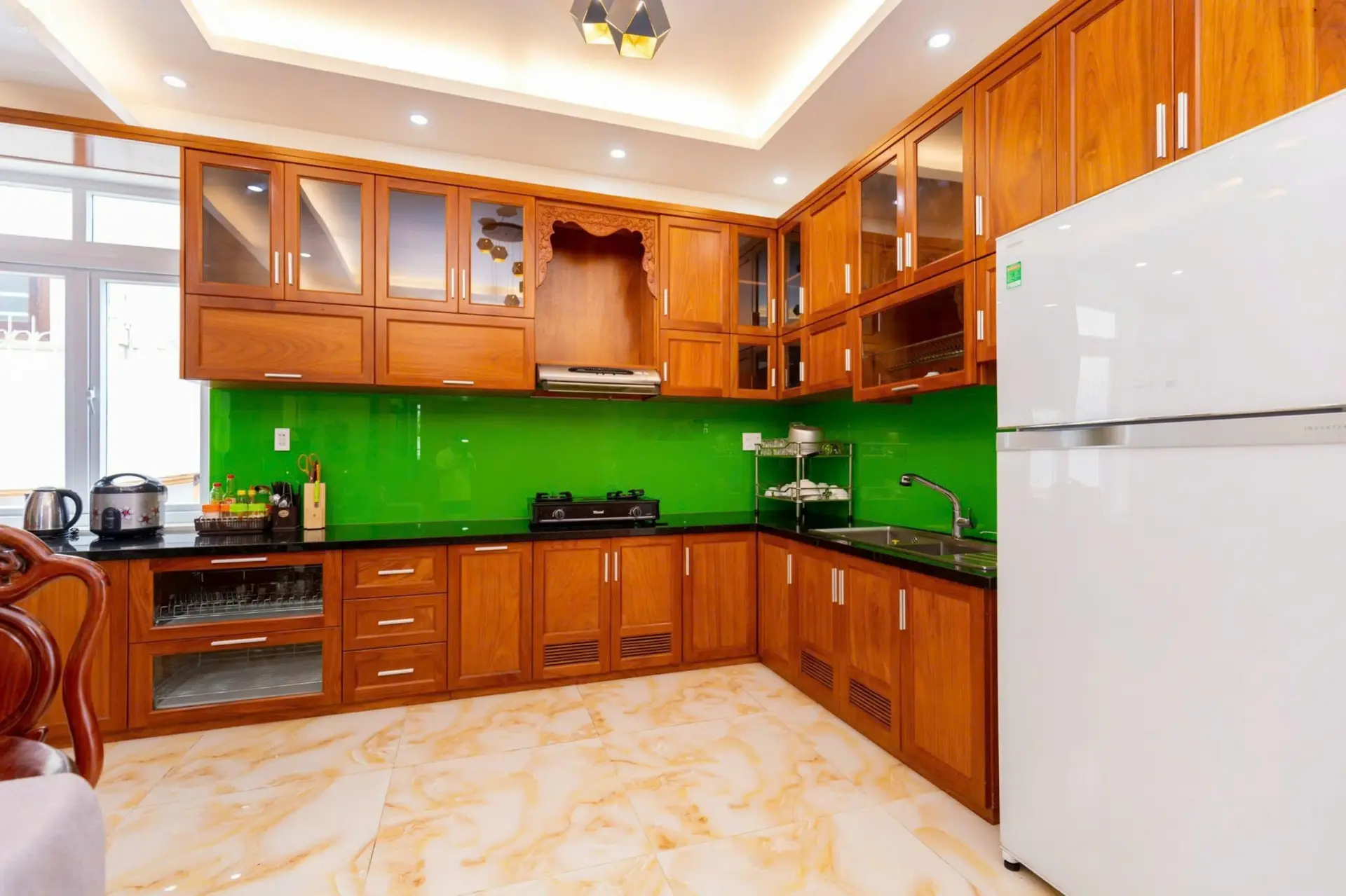 Biệt thự 1 trệt 2 lầu mới gần biển khu Á Châu, đầy đủ nội thất, đang cho thuê 50tr/tháng