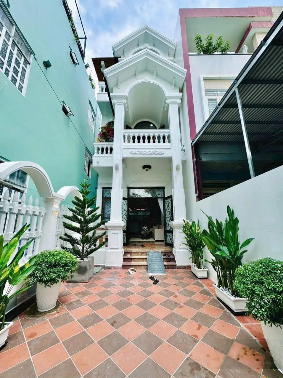 Bán gấp nhà đường số Khánh Hội. Phường 6. Quận 4. Giá 3 tỷ 990. Bớt lộc. Sổ riêng. Gọi 0904 430 ***
