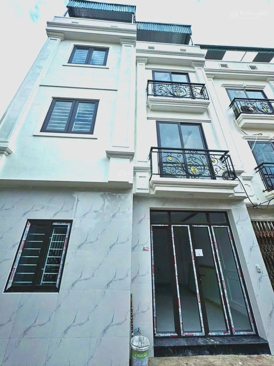 Nhà đẹp logoc Độ Tràng 40m2x3T, 3.35 tỷ, oto đậu cửa, 10m ra đường Contener