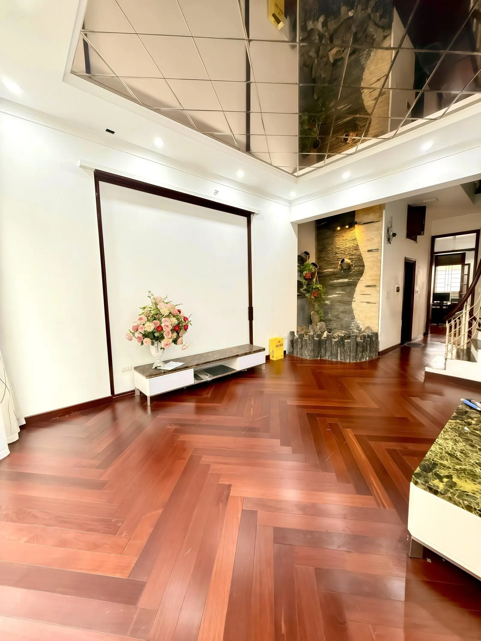 Bán nhà gần phố Khuất Duy Tiến 55m2*5T,MT 4.2m,gara oto,2thoáng,kinh doanh,10m ra phố, giá 18.3tỷ.