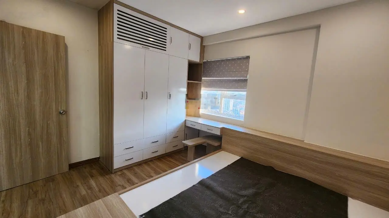 Nhà mình cần bán căn 2N2W Nam Trung Yên- Full nội thất- tầng trung- Ban công mát- Lh 0988 917 ***