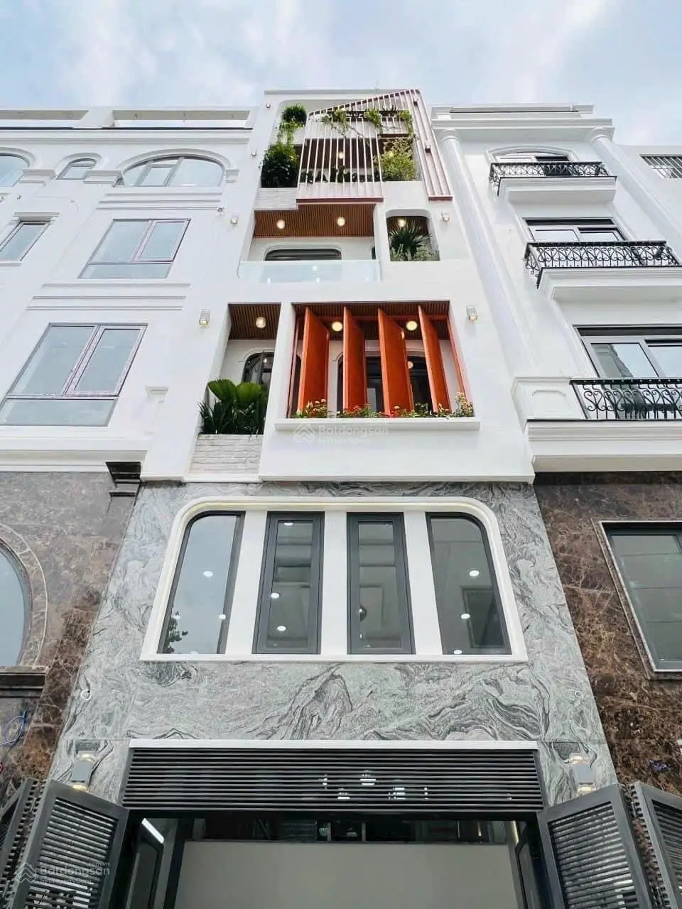 Bán nhà mới cứng ngay sau ĐH Nguyễn Tất Thành, Đoàn Văn Bơ Q. 4 - 93,6m2 - 4 tầng - SHR