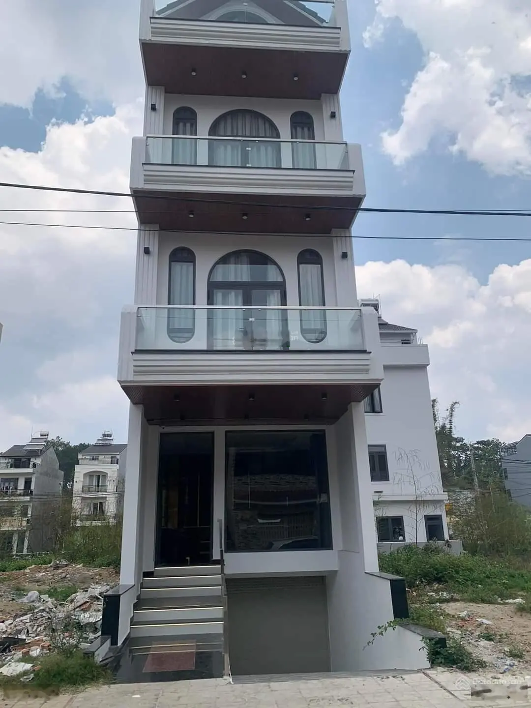 Bán nhà đẹp mới xây mặt tiền kqh phạm hồng thái, tp đà lạt. dt: 88 m2 , giá: 14,5 tỷ. 0908 748 ***