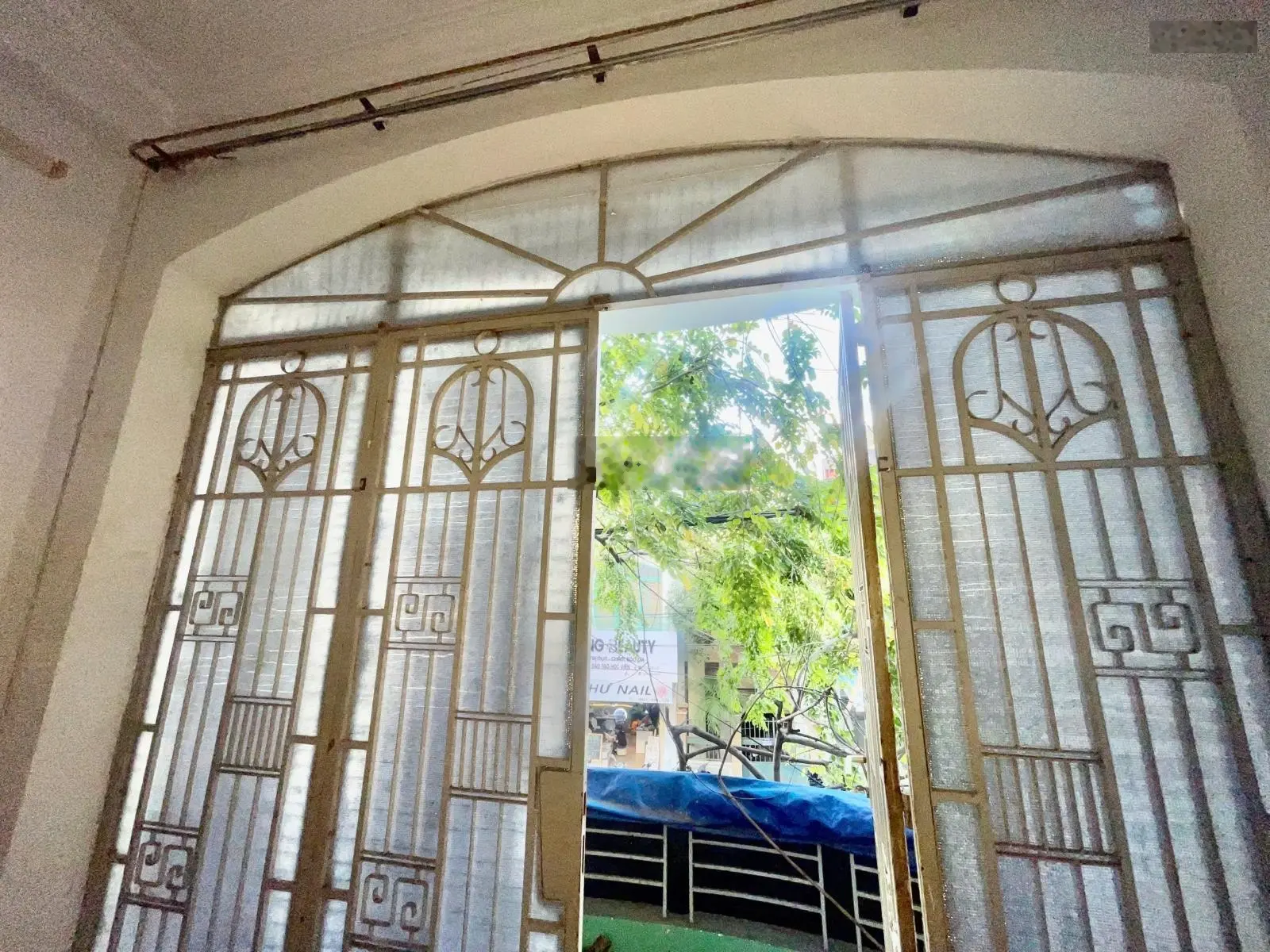 Bán nhà 3 tầng, đường lạc long quân, giá 6 tỷ 350. lh 0916377378