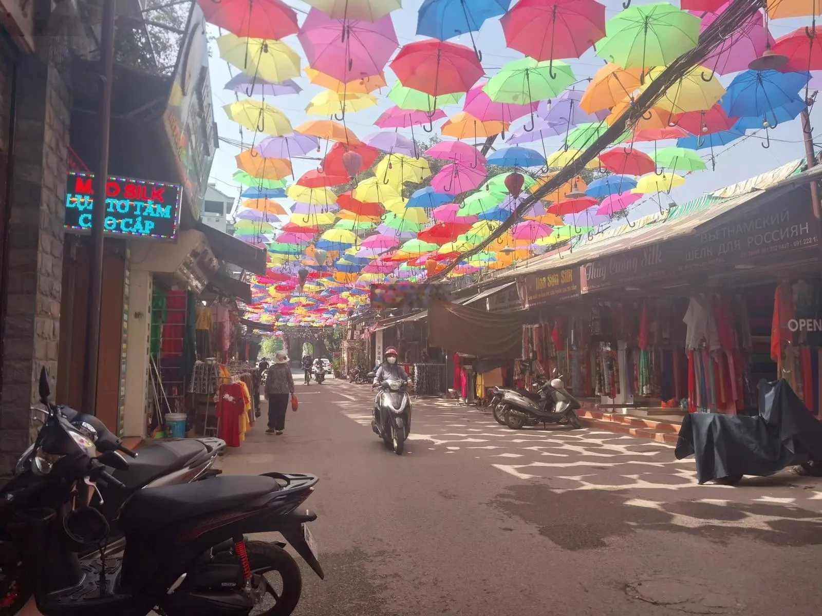 Bán nhà mặt phố lô góc 138m2, mặt tiền 8m, 3 tầng ngay đầu Cổng làng Phố Lụa, Vạn Phúc, Hà Đông