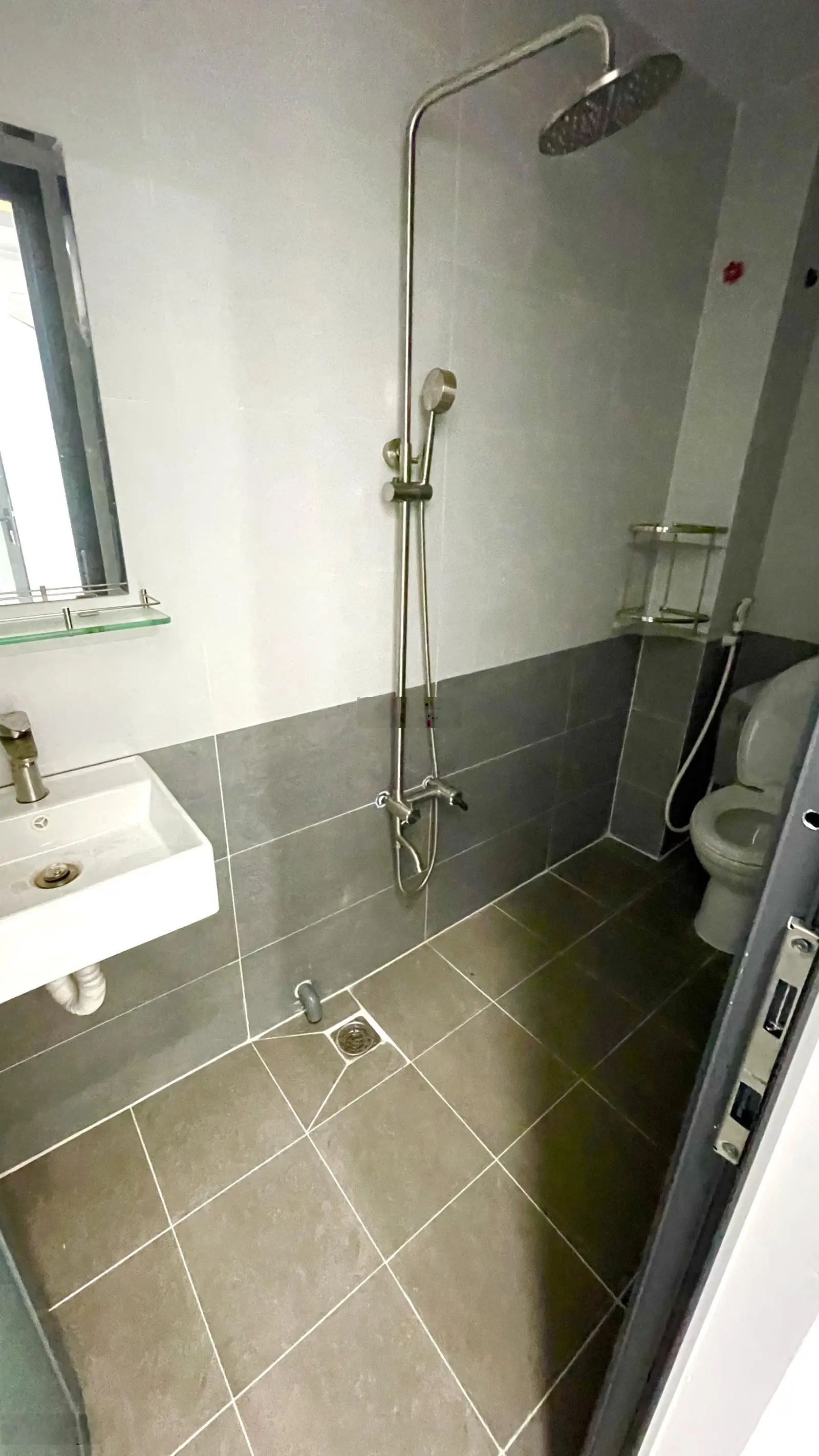 Bán gấp nhà 2 tầng mới đẹp ,hẻm thông xe hơi giá tốt,nội thất sịn sò chỉ 4 tỷ..x